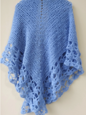 Chal de Alpaca y Seda Tejido a Crochet Hecho a Mano con Borde de Conchas