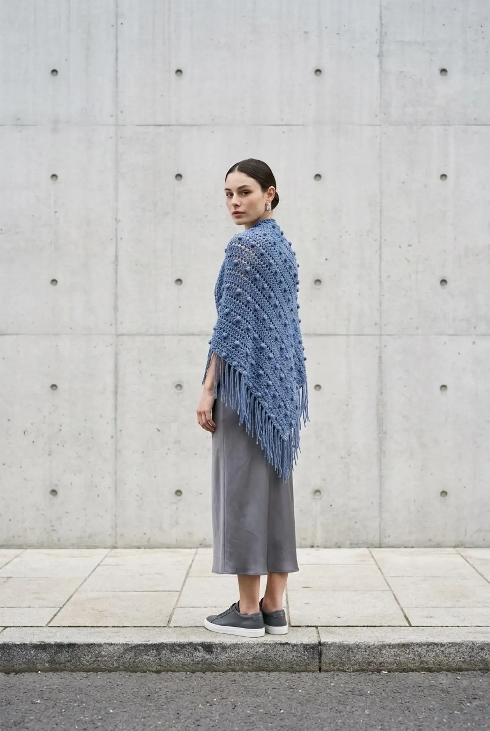 Chal de crochet color azul jeans con flecos hecho a mano - Imagen 3