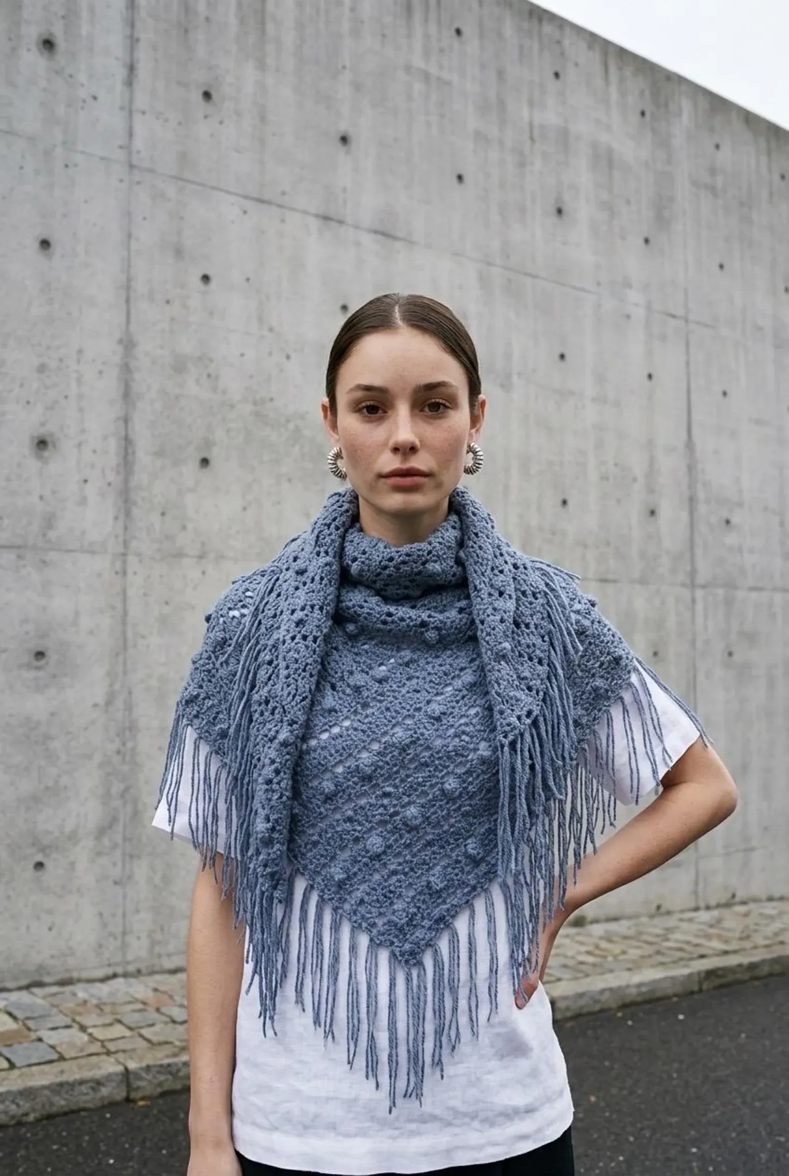 Chal de crochet color azul jeans con flecos hecho a mano - Imagen 4