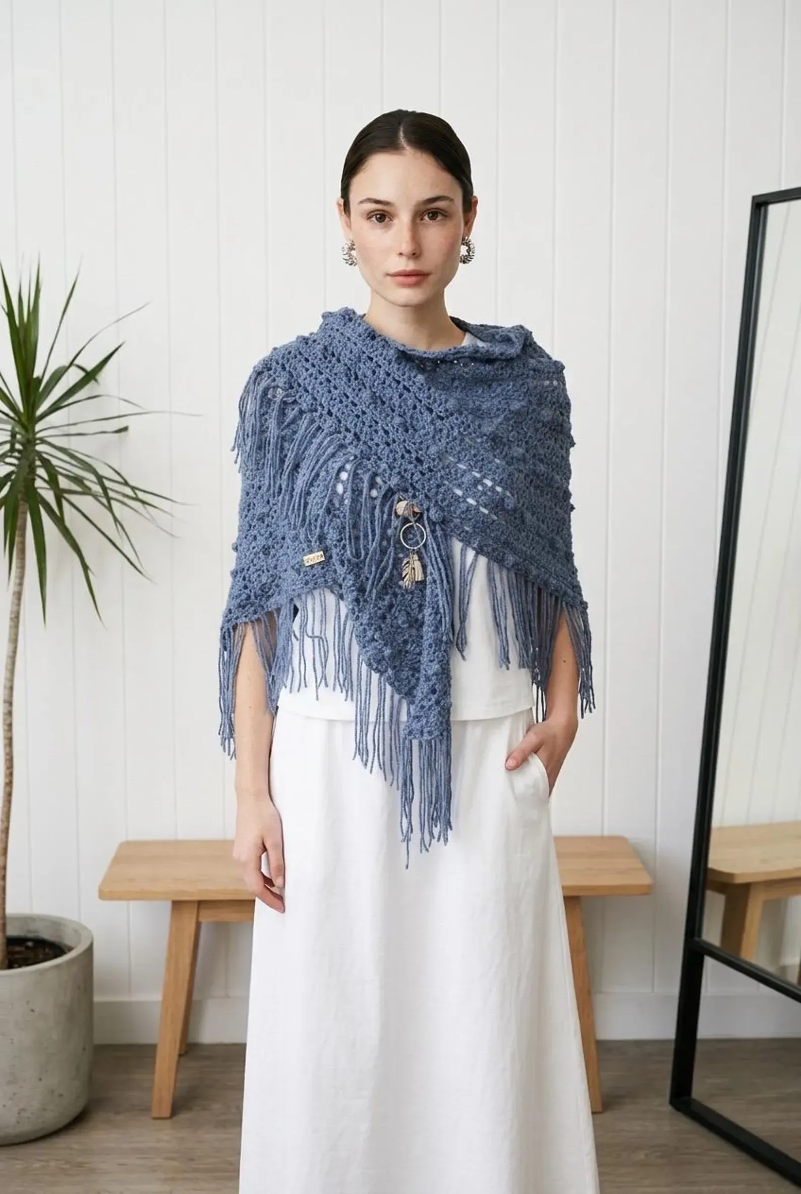 Chal de crochet color azul jeans con flecos hecho a mano - Imagen 2