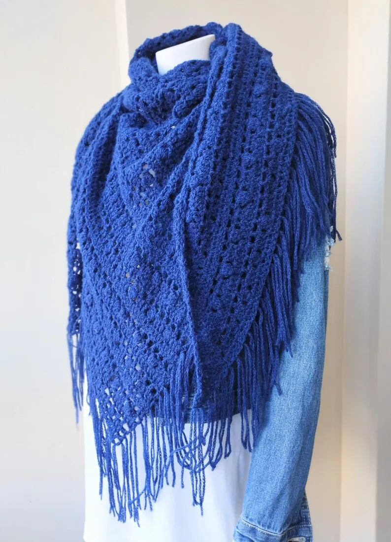 Chal de crochet azul marino con flecos hecho a mano - Imagen 6