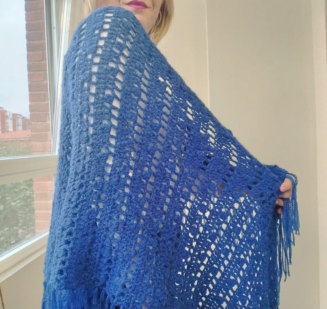 Chal de crochet azul marino con flecos hecho a mano - Imagen 10