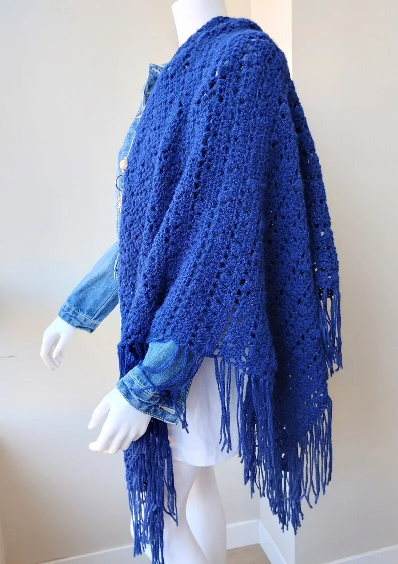 Chal de crochet azul marino con flecos hecho a mano - Imagen 7