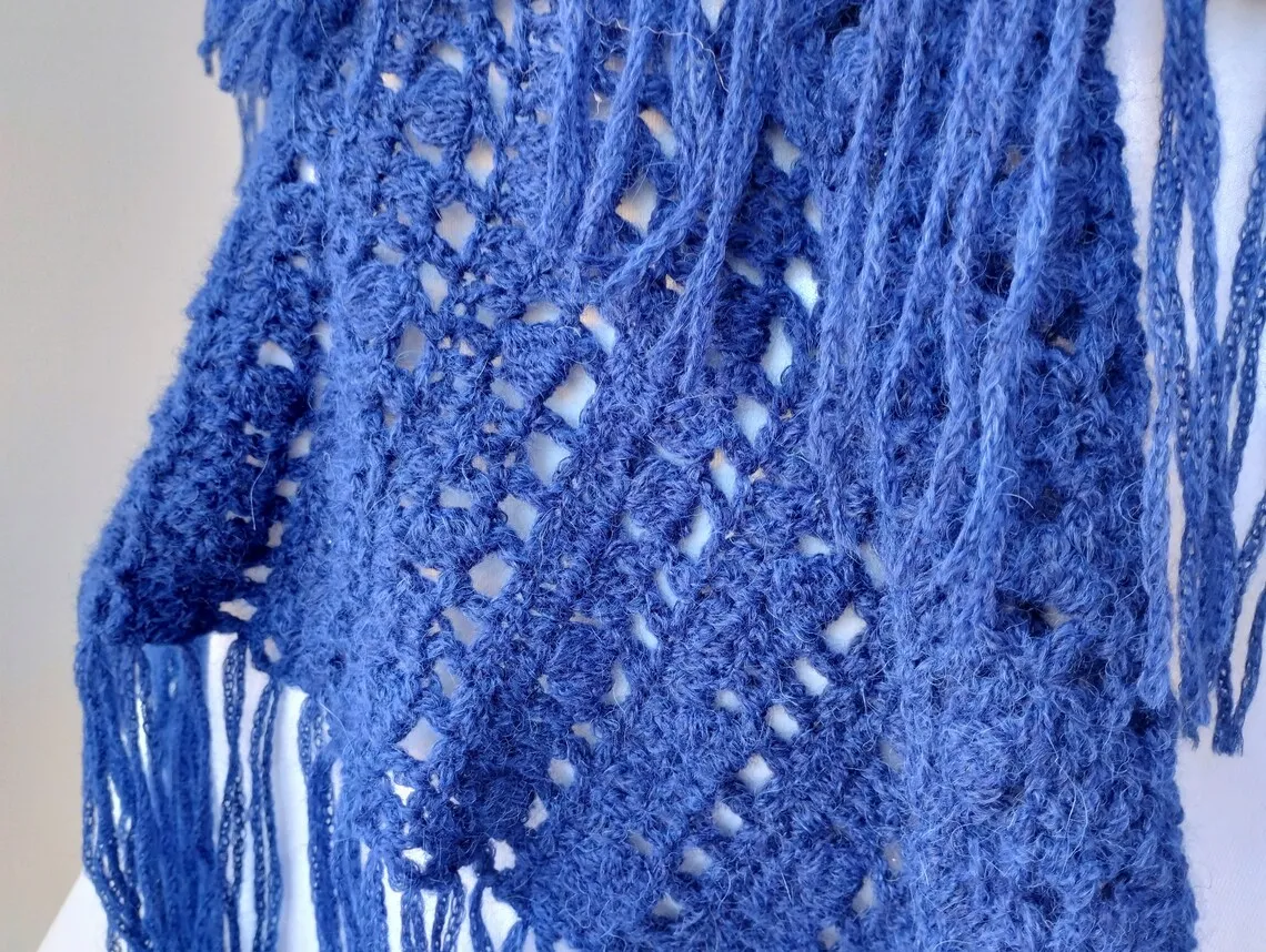 Chal de crochet azul marino con flecos hecho a mano - Imagen 8