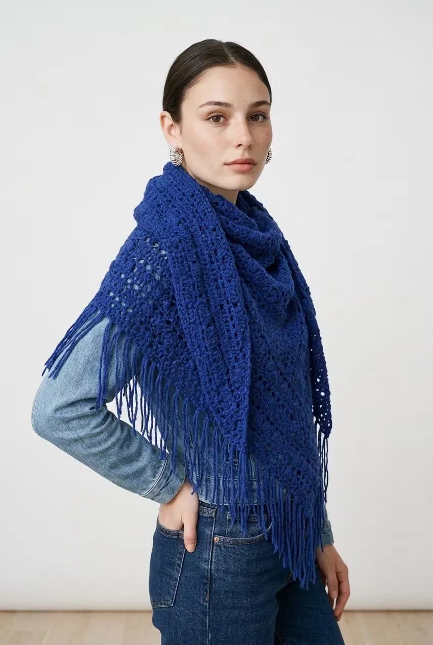 Chal de crochet azul marino con flecos hecho a mano - Imagen 2