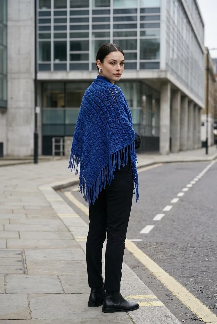Chal de crochet azul marino con flecos hecho a mano - Imagen 5