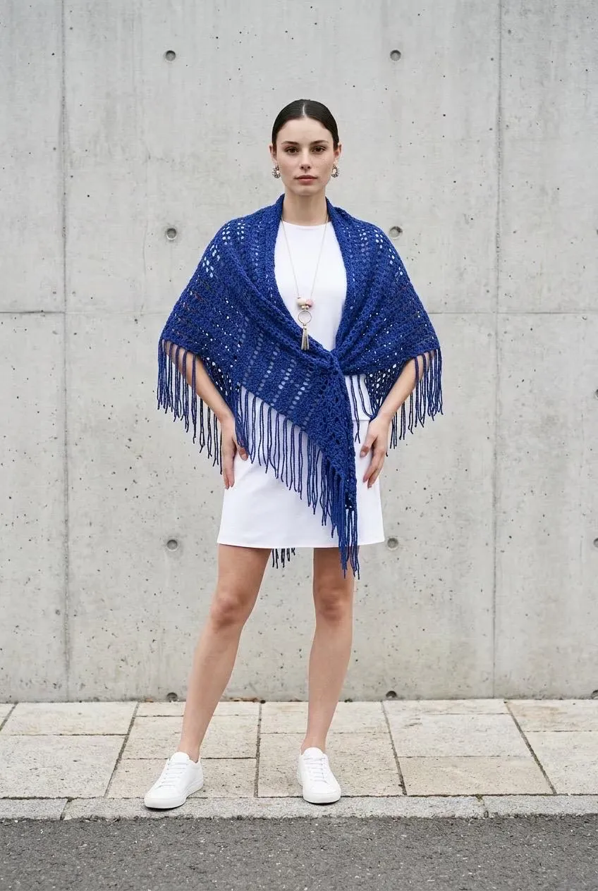Chal de crochet azul marino con flecos hecho a mano - Imagen 3