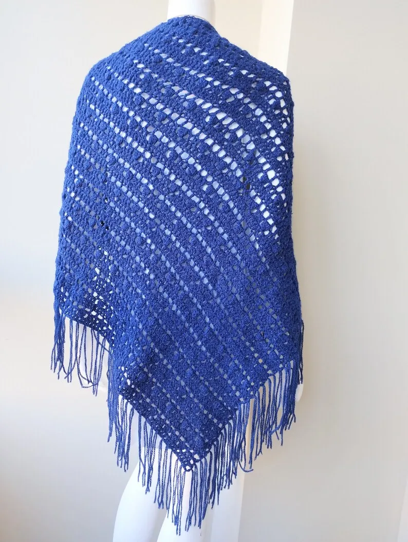 Chal de crochet azul marino con flecos hecho a mano - Imagen 9