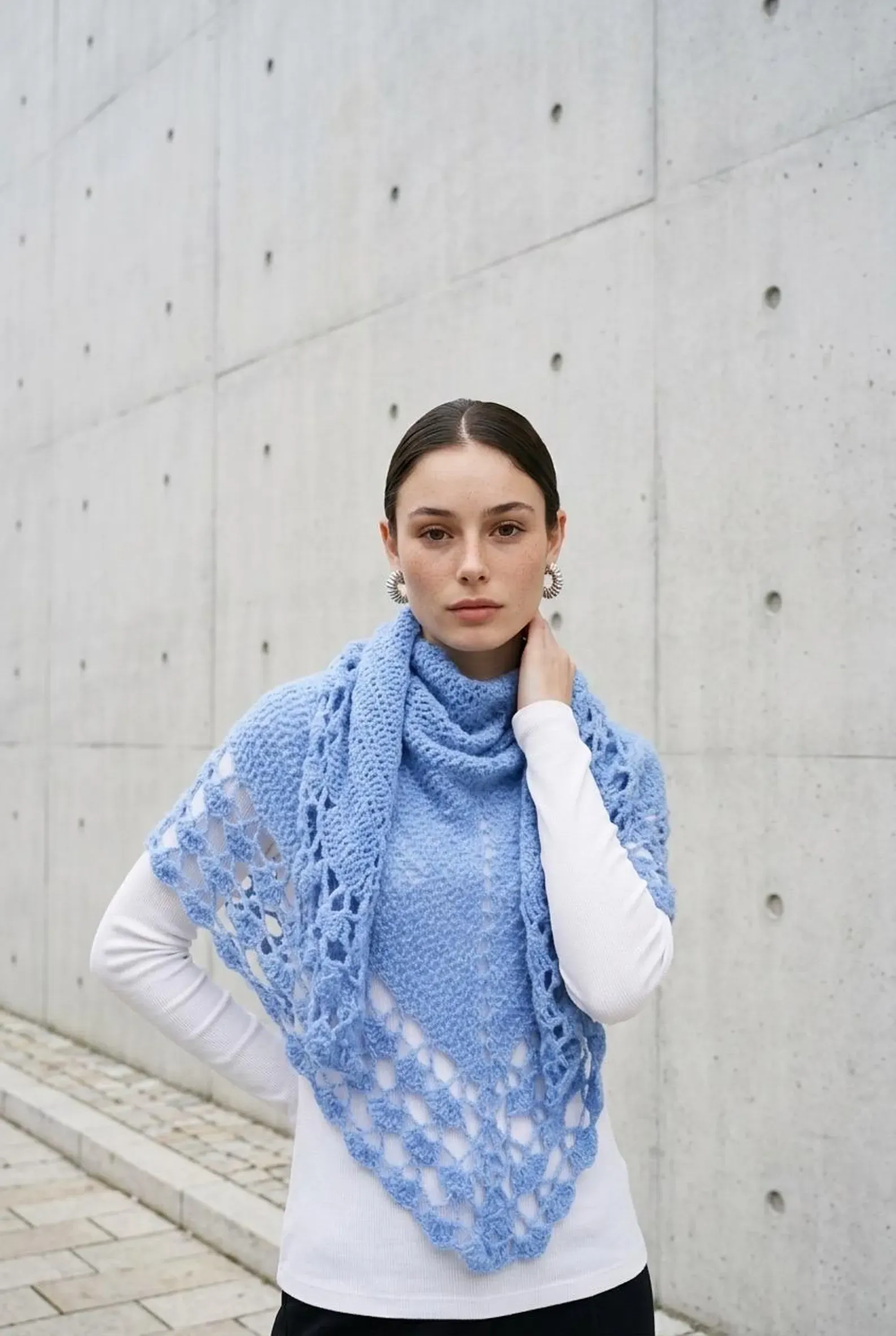 Chal de alpaca azul de ganchillo para mujer