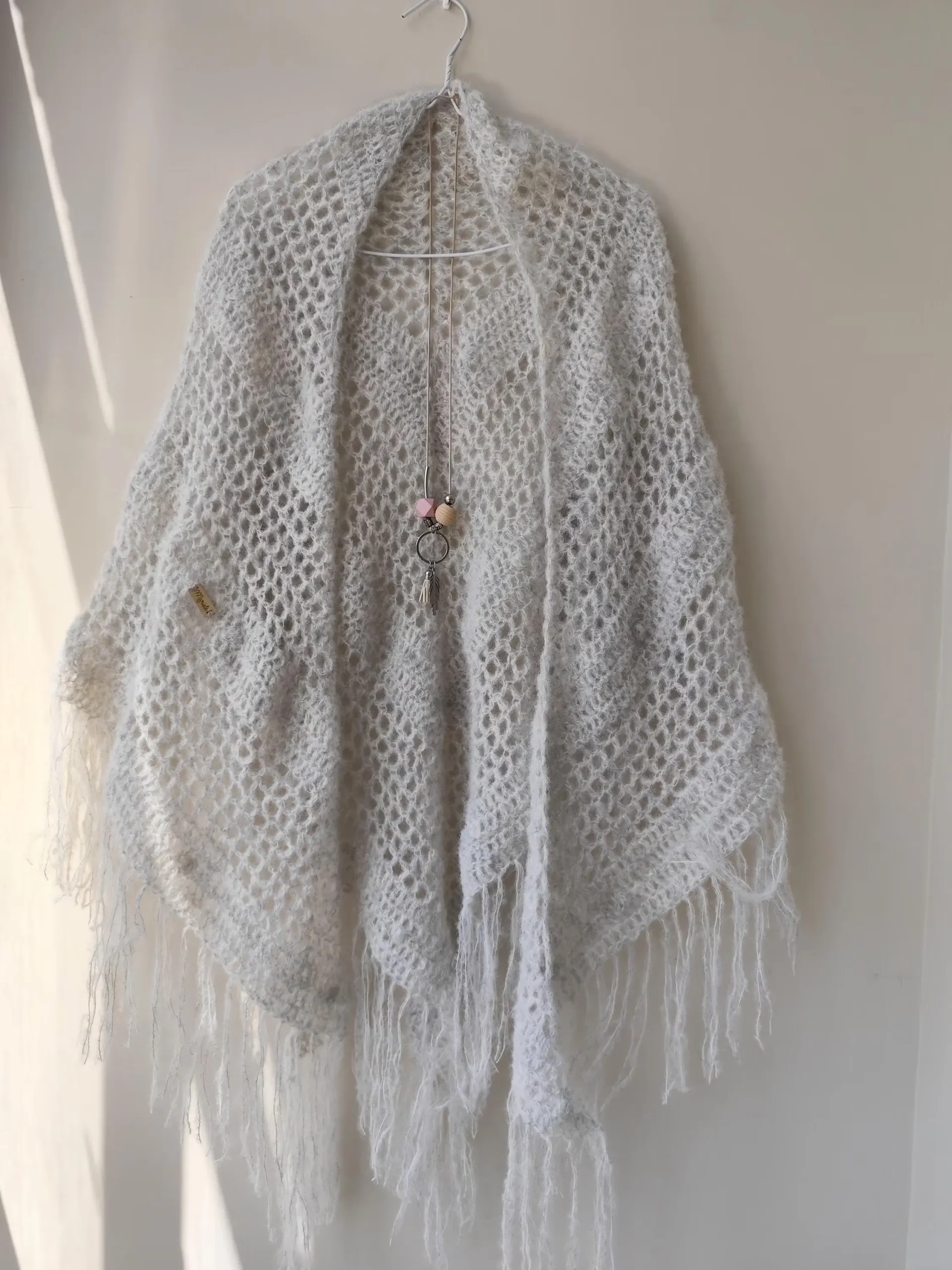Chal de Crochet de Alpaca Gris con Flecos - Imagen 2