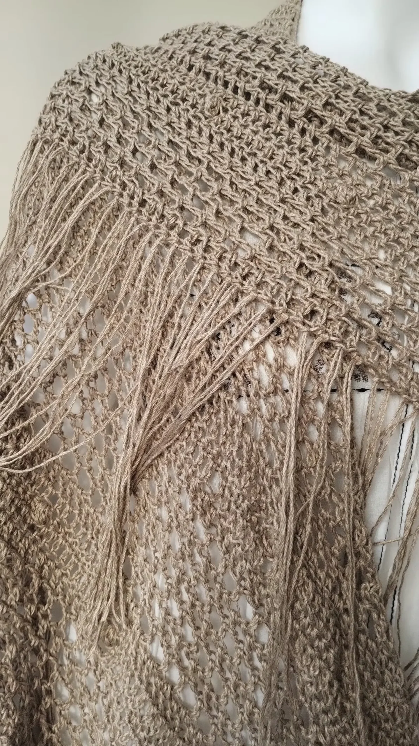 Chal beige de bambú de crochet hecho a mano - Imagen 2