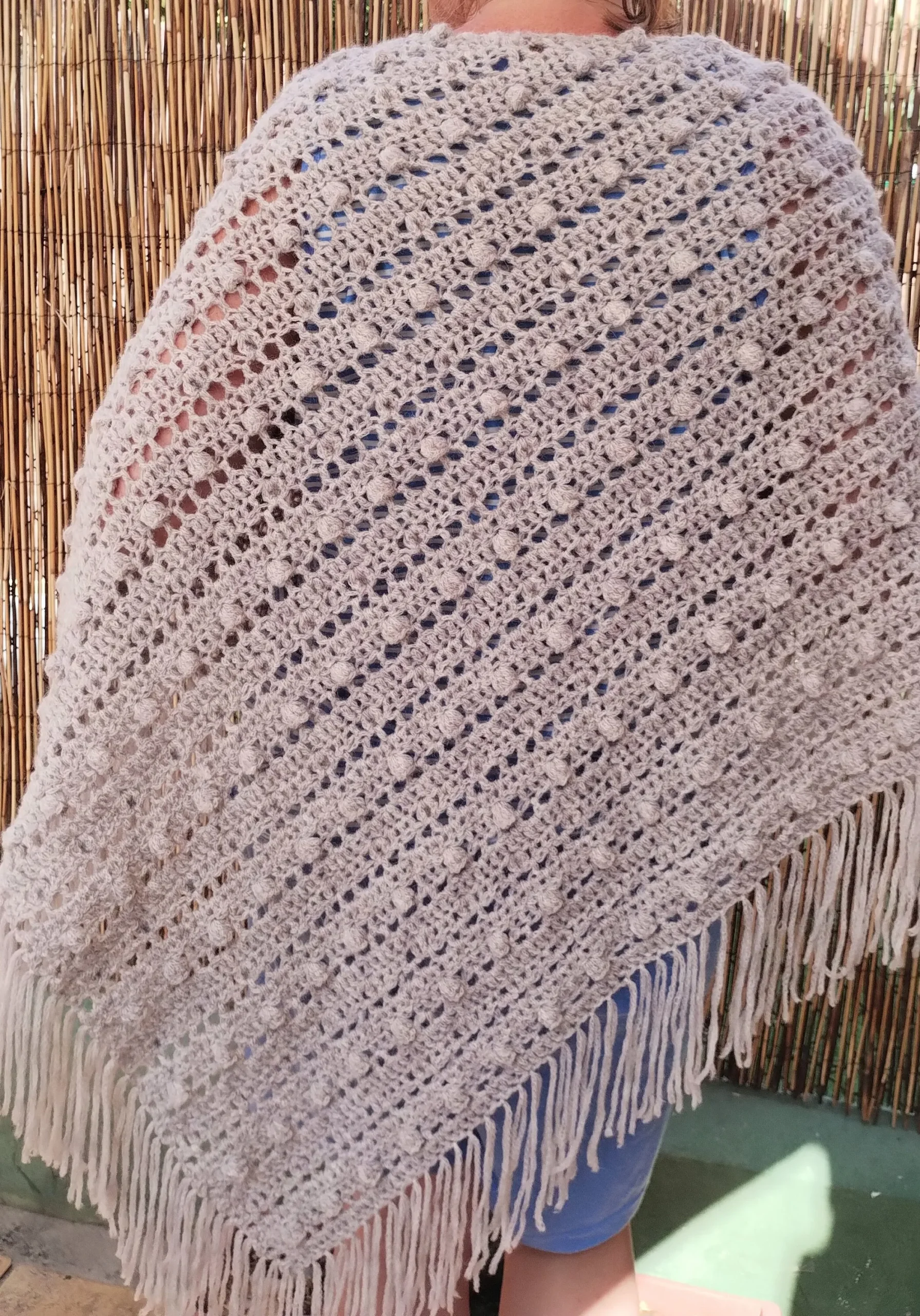 Chal de Crochet de Alpaca con Flecos. Gris Claro