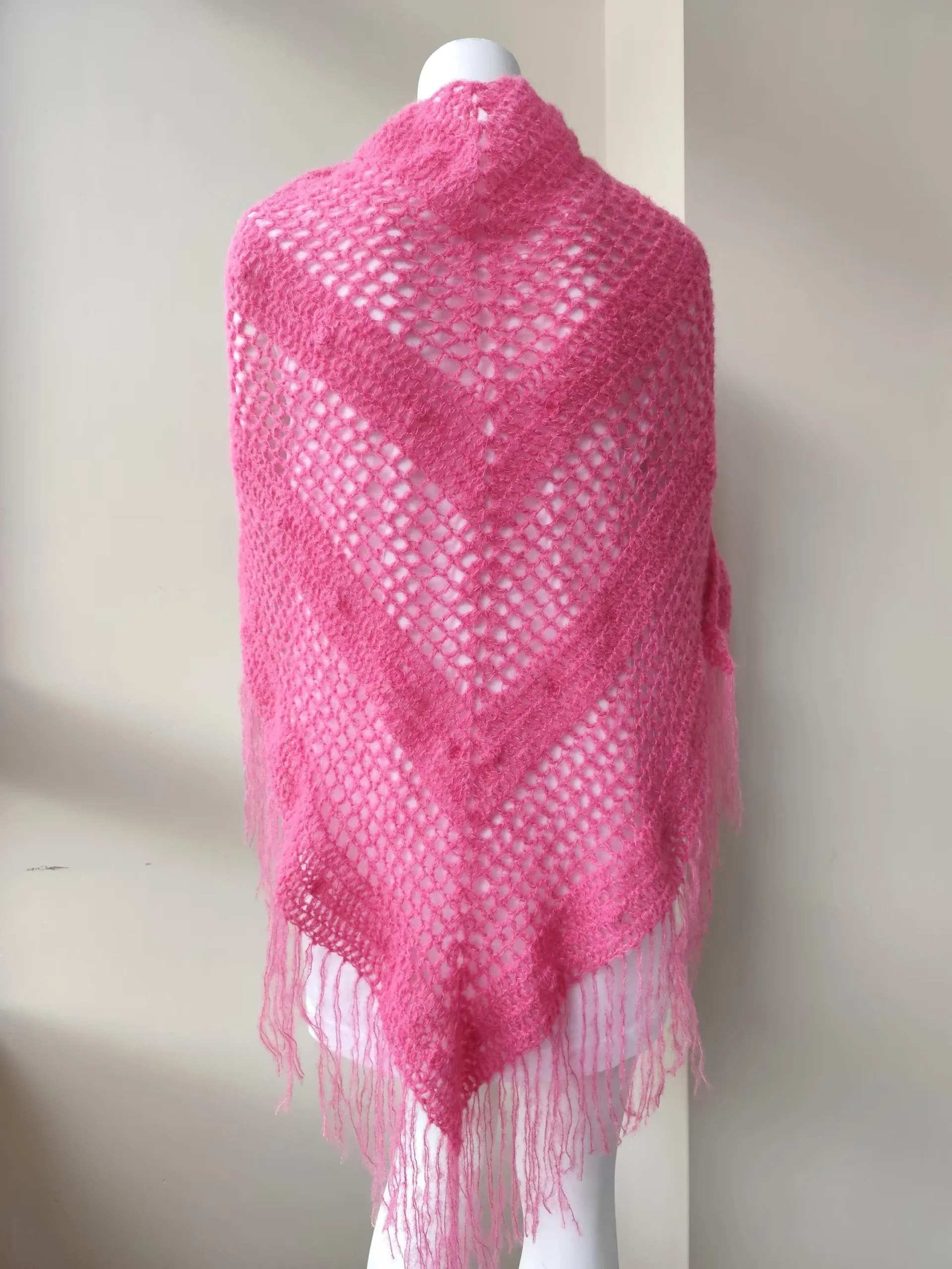 Chal de Crochet de Alpaca con Flecos. Rosa - Imagen 2