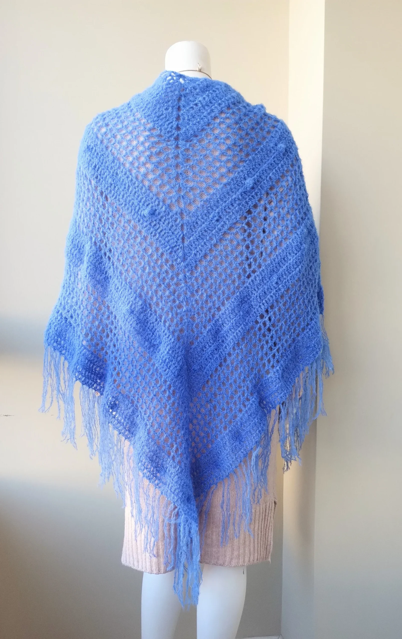 Chal de Crochet de Alpaca con Flecos. Azul Cobalto - Imagen 2
