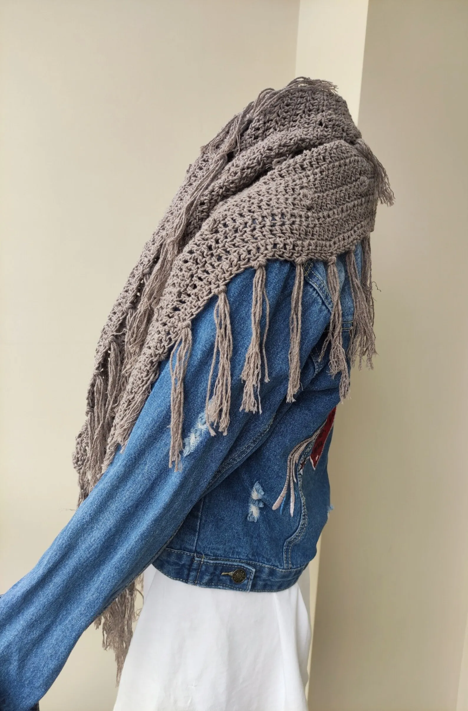 Chal de Crochet de Lana Vegetal con Flecos. Taupe - Imagen 2