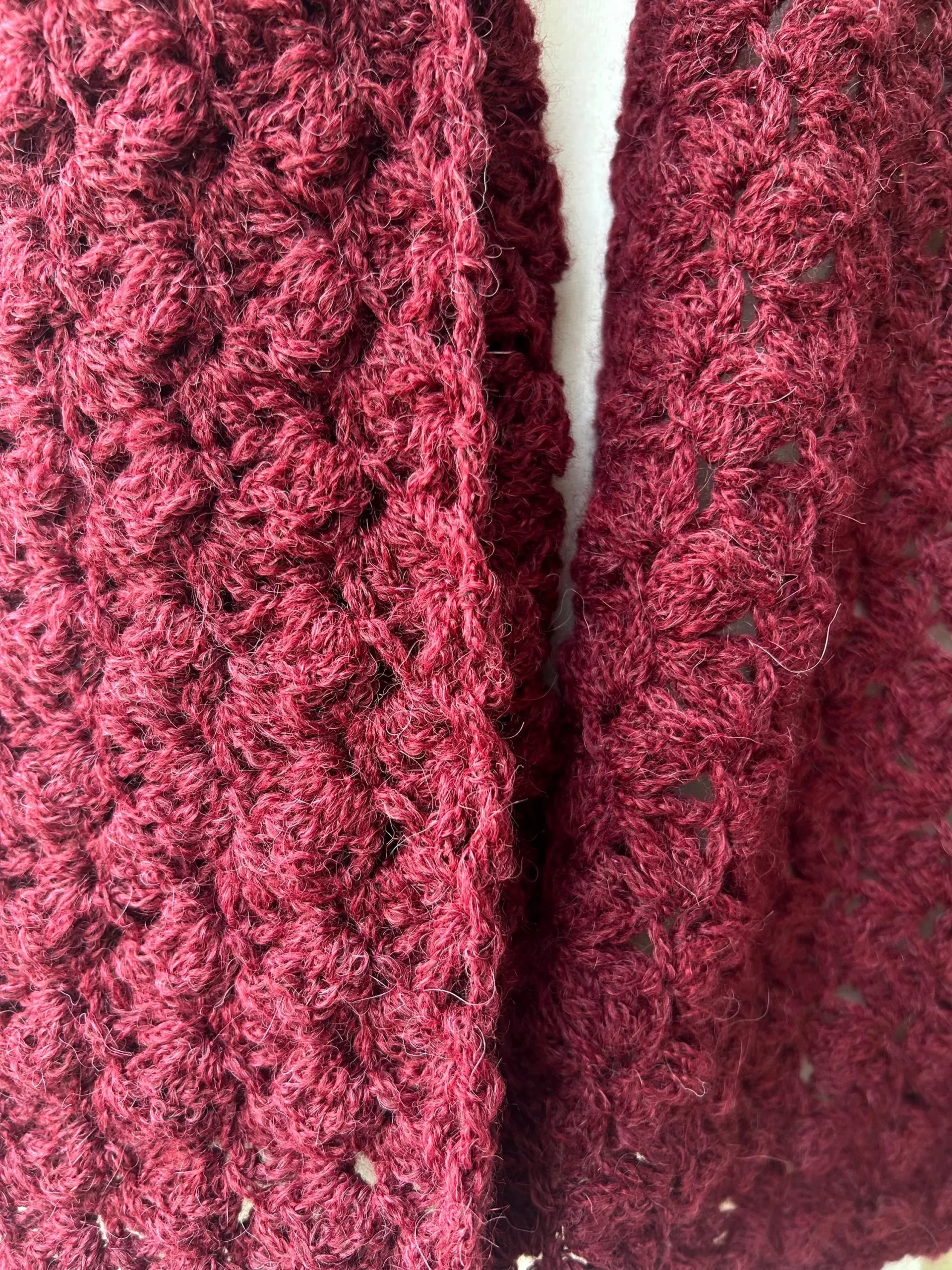 Chal de Crochet de Alpaca cuadrado. Burdeos - Imagen 2