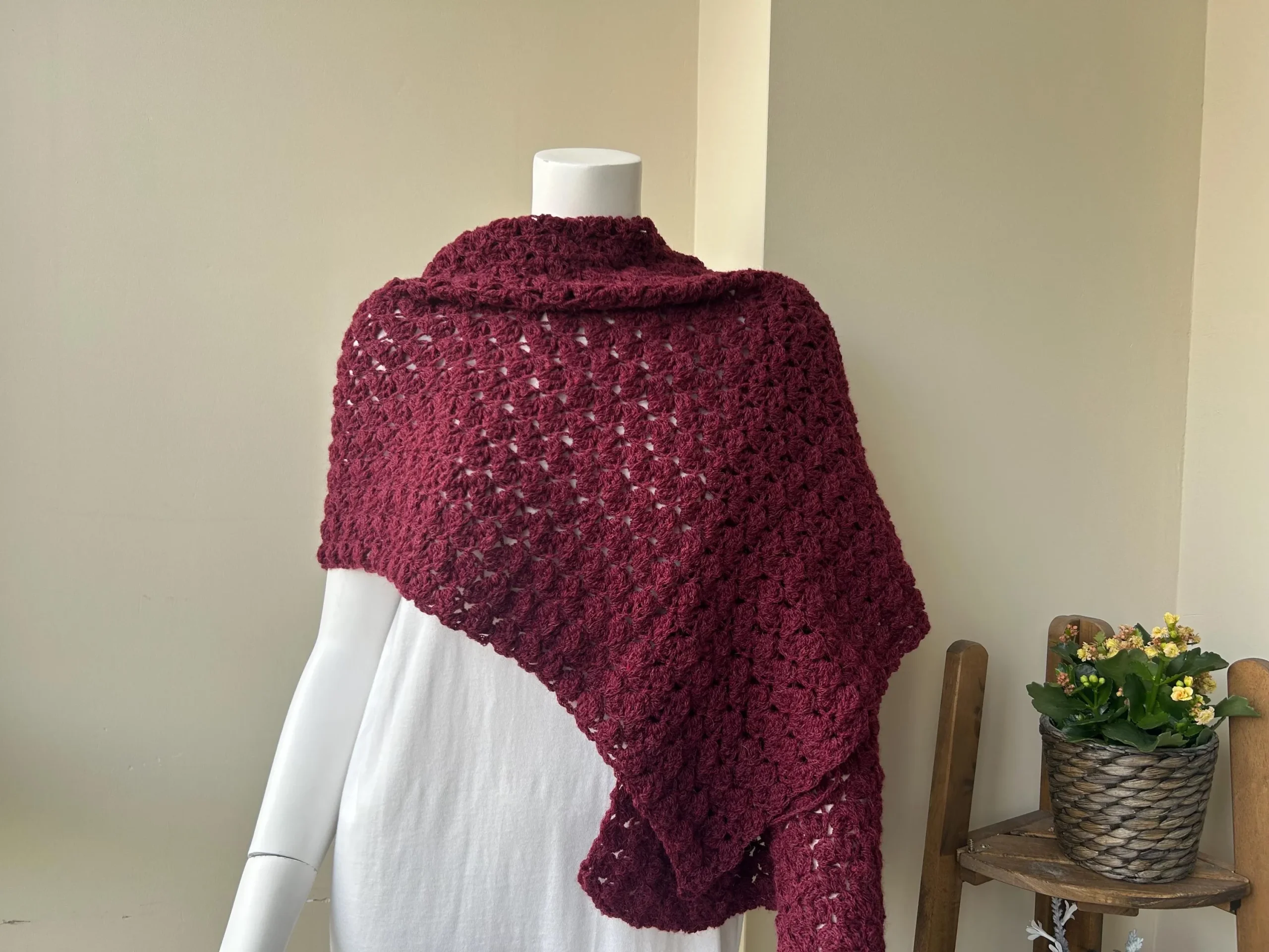 Chal de Crochet de Alpaca cuadrado. Burdeos - Imagen 6