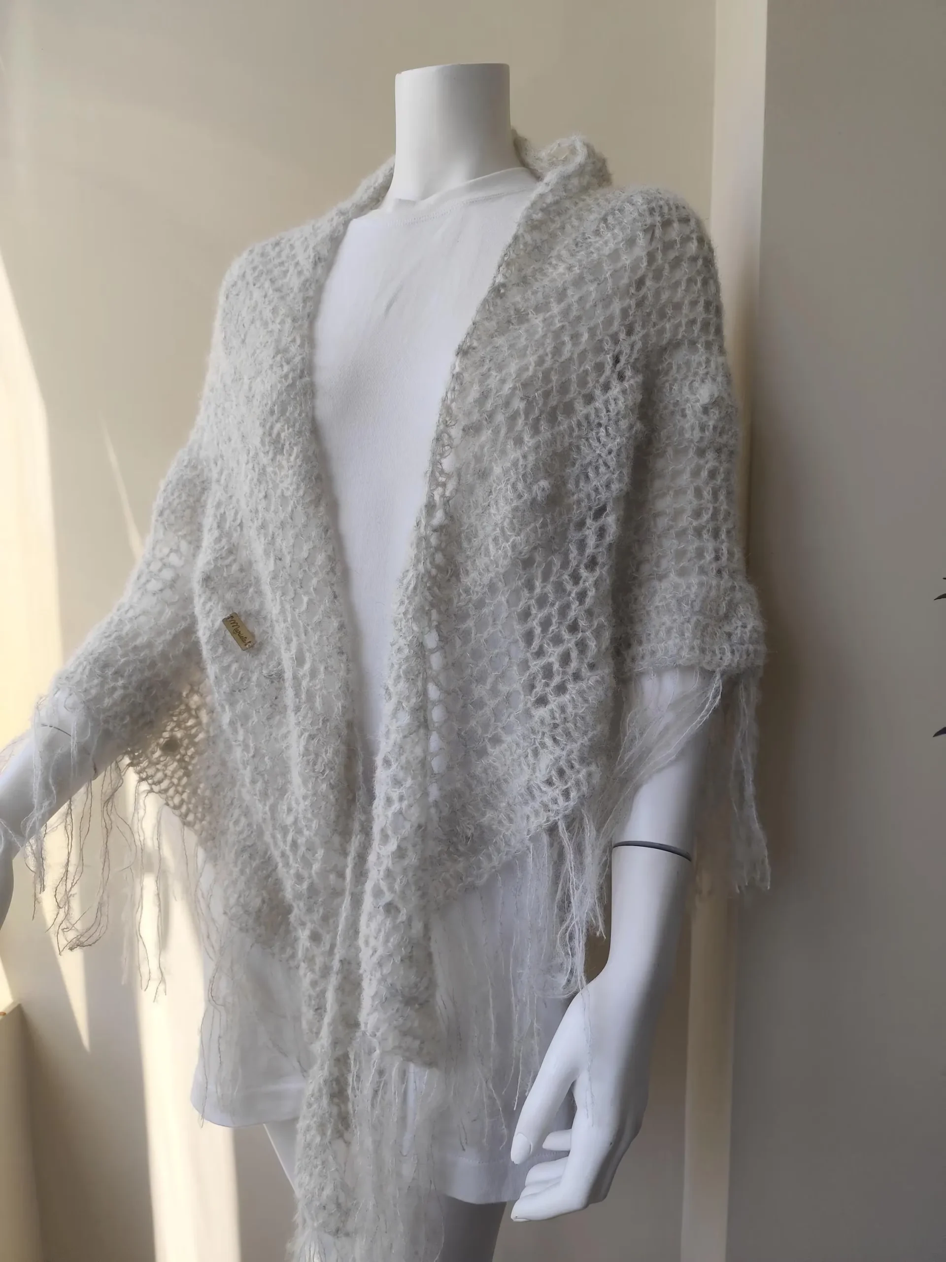 Chal de Crochet de Alpaca Gris con Flecos - Imagen 8