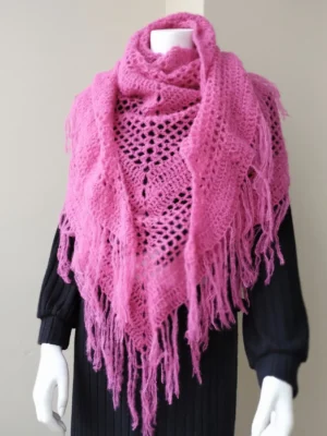 Chal de crochet color cereza con flecos hecho a mano