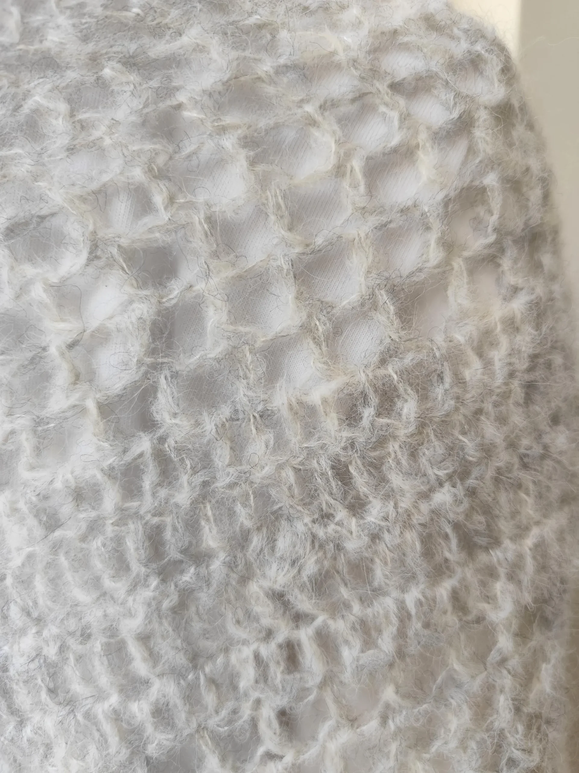 Chal de Crochet de Alpaca Gris con Flecos - Imagen 3