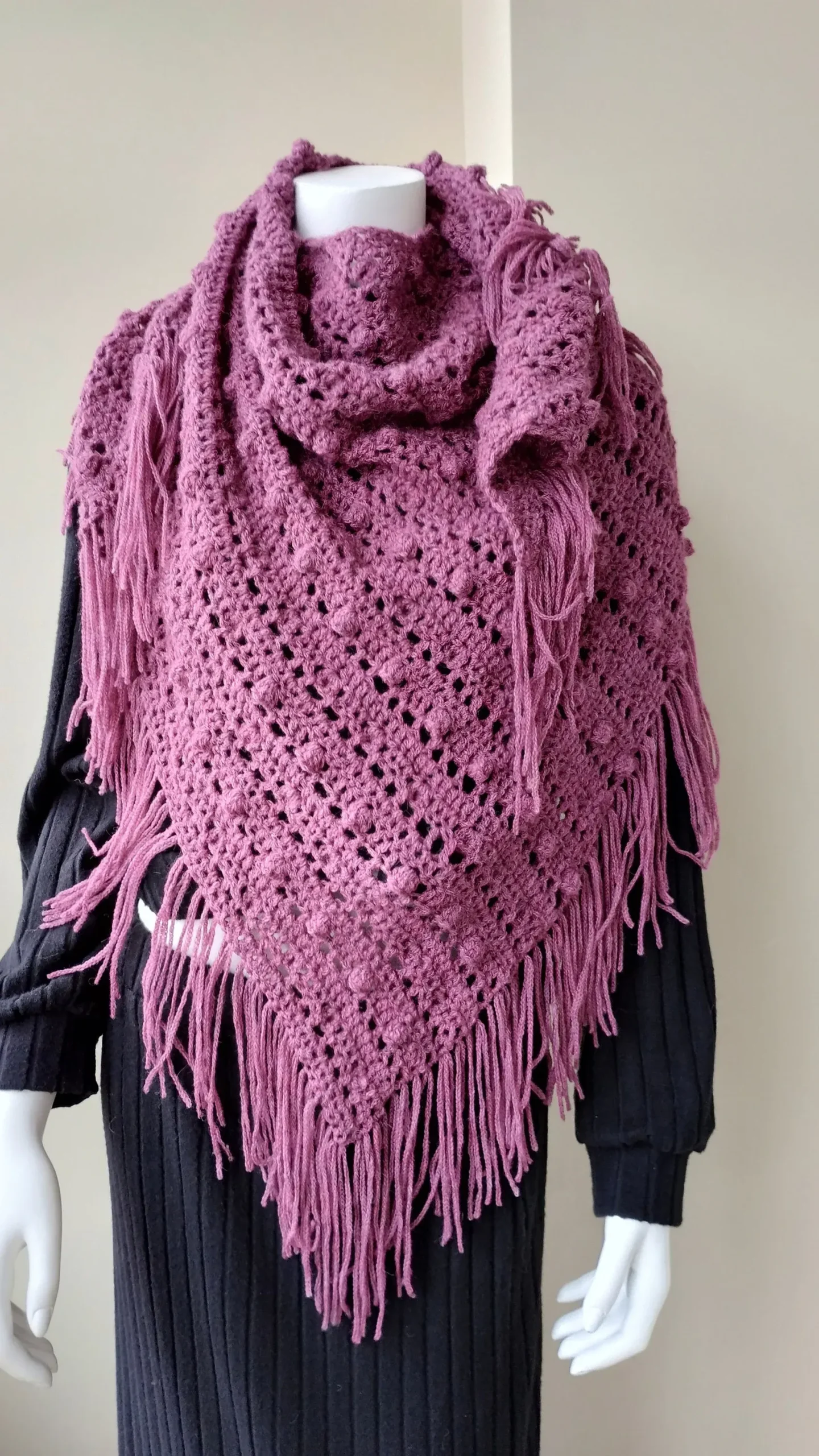 Chal de Crochet de Alpaca con Flecos. Cereza Suave - Imagen 2