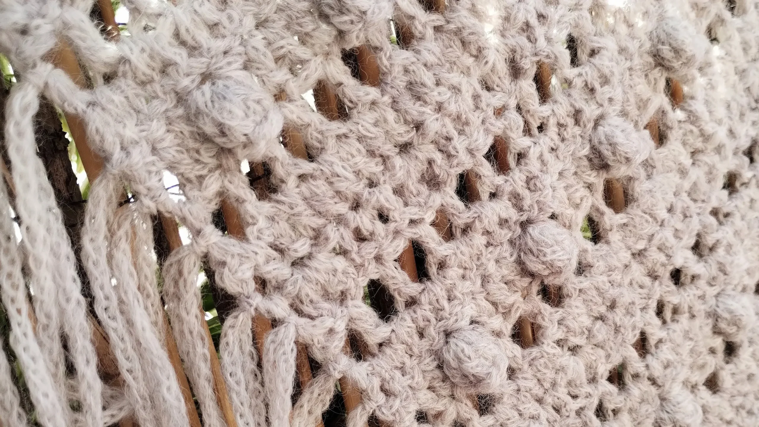 Chal de Crochet de Alpaca con Flecos. Gris Claro - Imagen 2