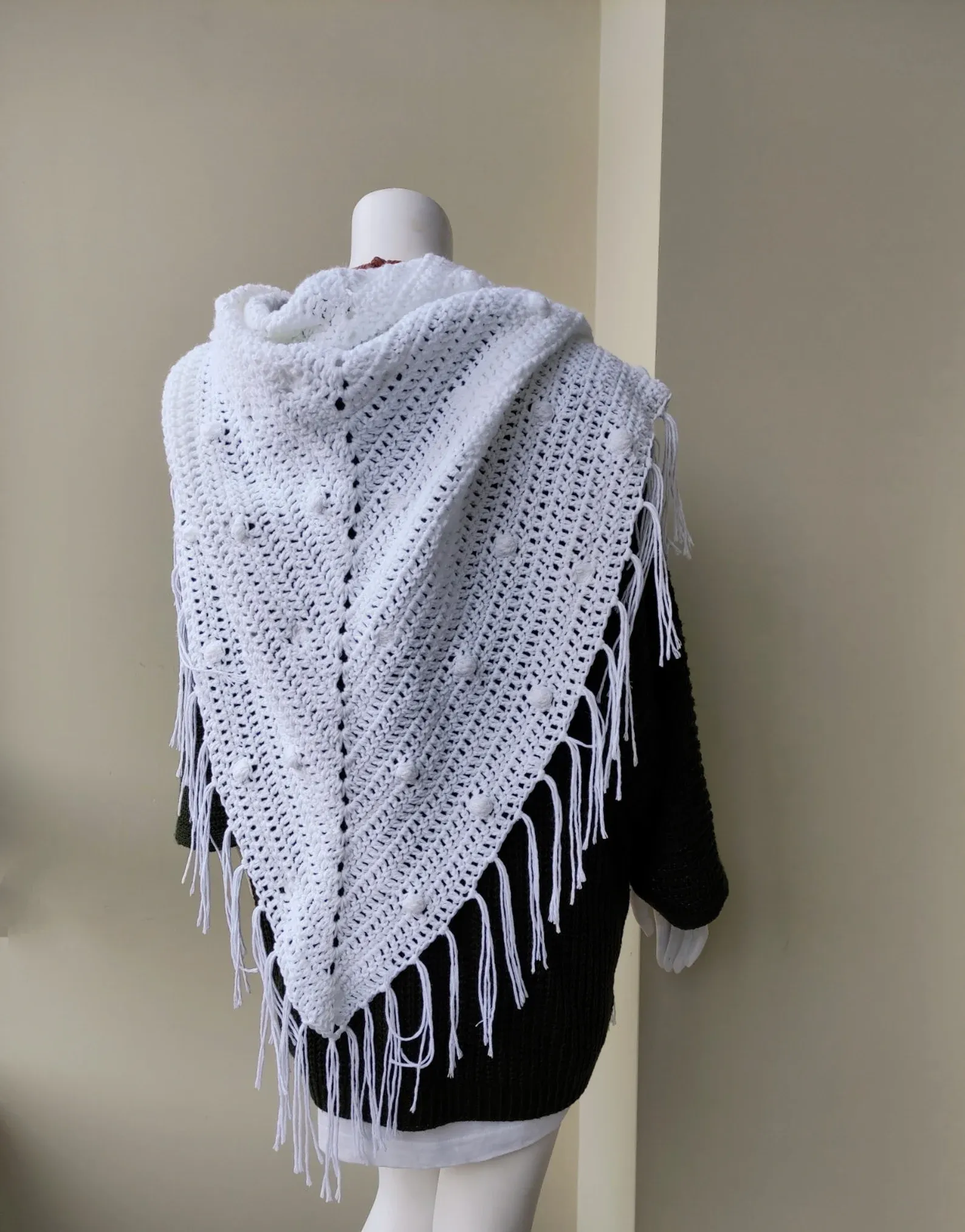 Chal de Crochet de Lana Vegetal con Flecos. Blanco - Imagen 3