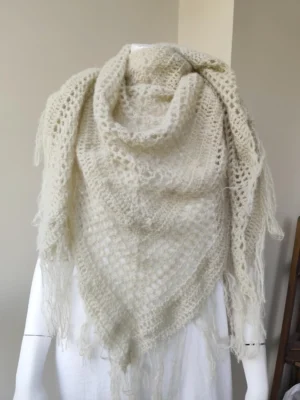 Chal de Crochet de Alpaca con Flecos. Blanco