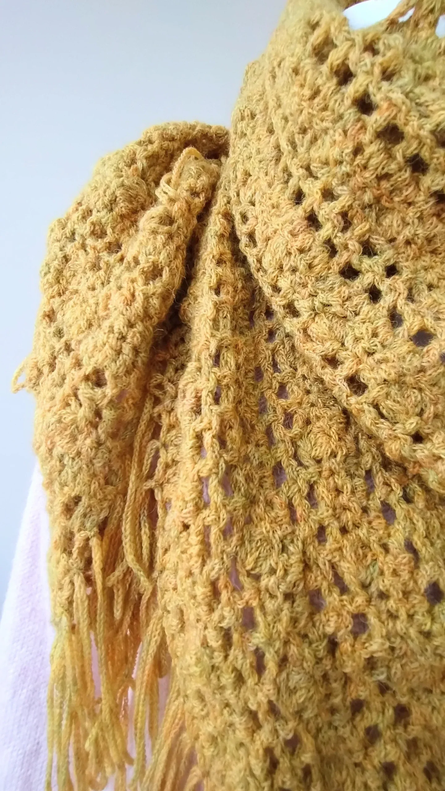 Chal de Crochet de Alpaca con Flecos. Amarillo - Imagen 2