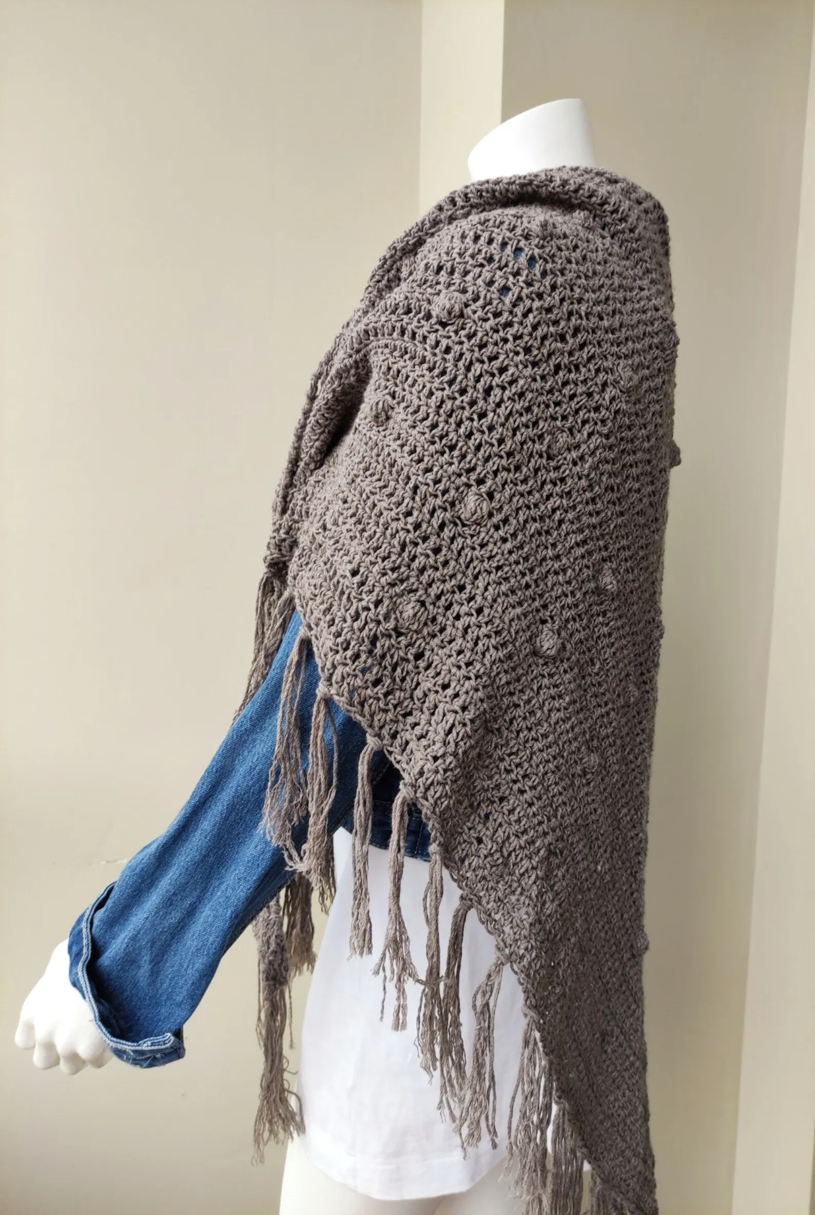 Chal de Crochet de Lana Vegetal con Flecos. Taupe - Imagen 3