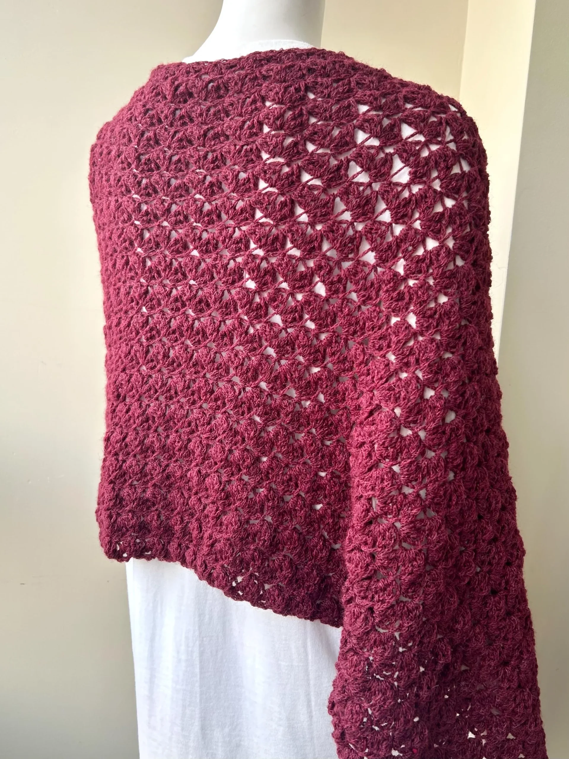 Chal de Crochet de Alpaca cuadrado. Burdeos - Imagen 3