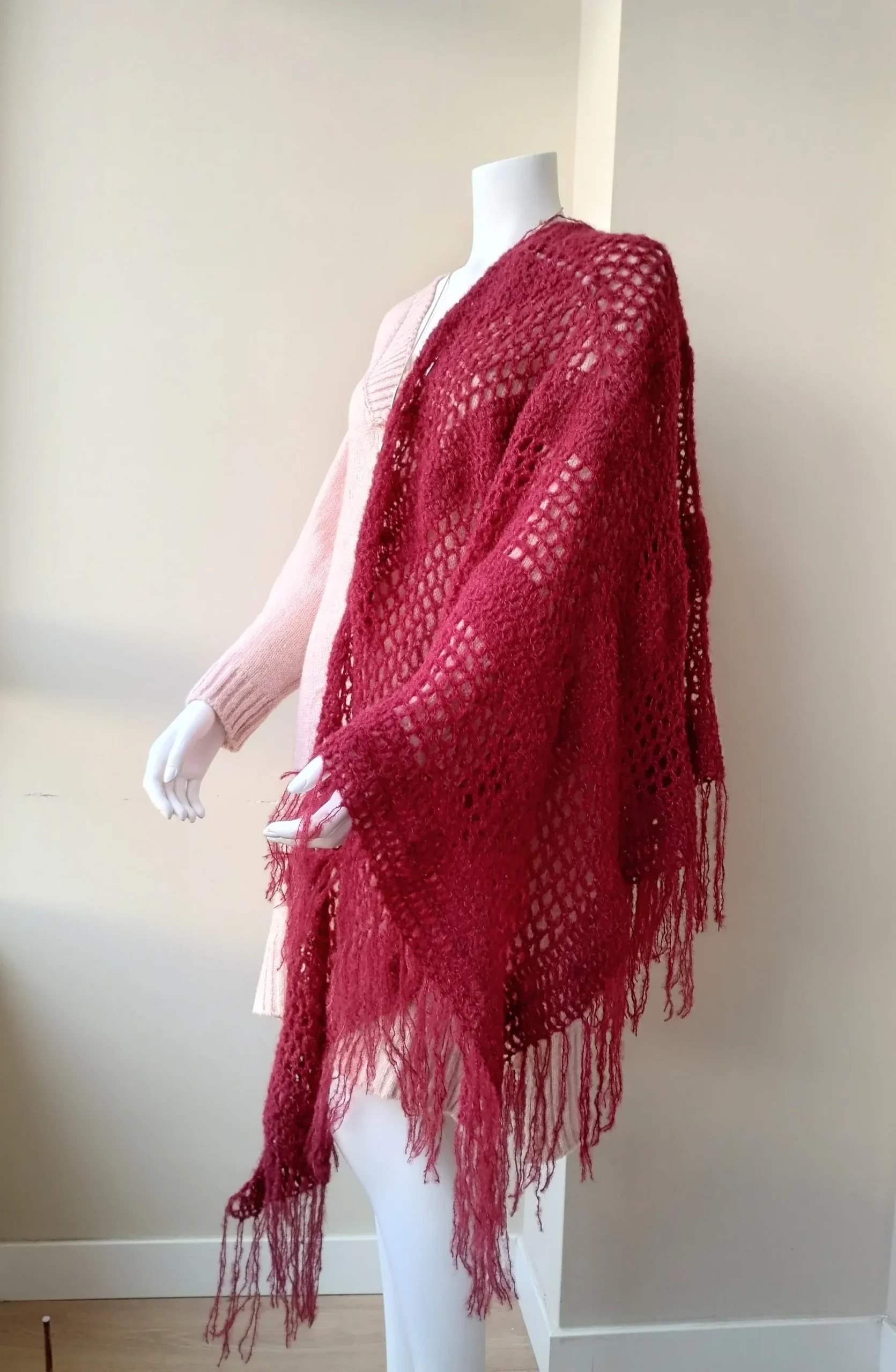 Chal de Crochet de Alpaca con flecos. Burdeos - Imagen 3