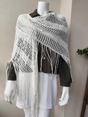 Chal blanco cremoso de bambú de crochet hecho a mano