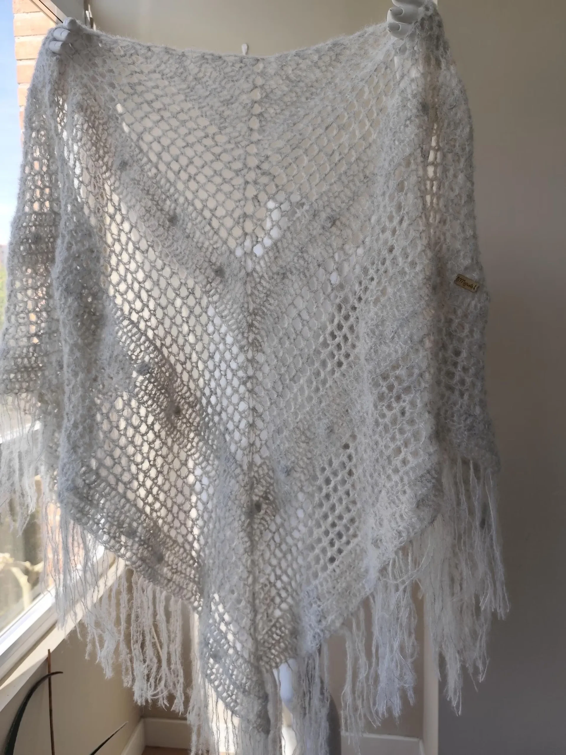 Chal de Crochet de Alpaca Gris con Flecos - Imagen 4