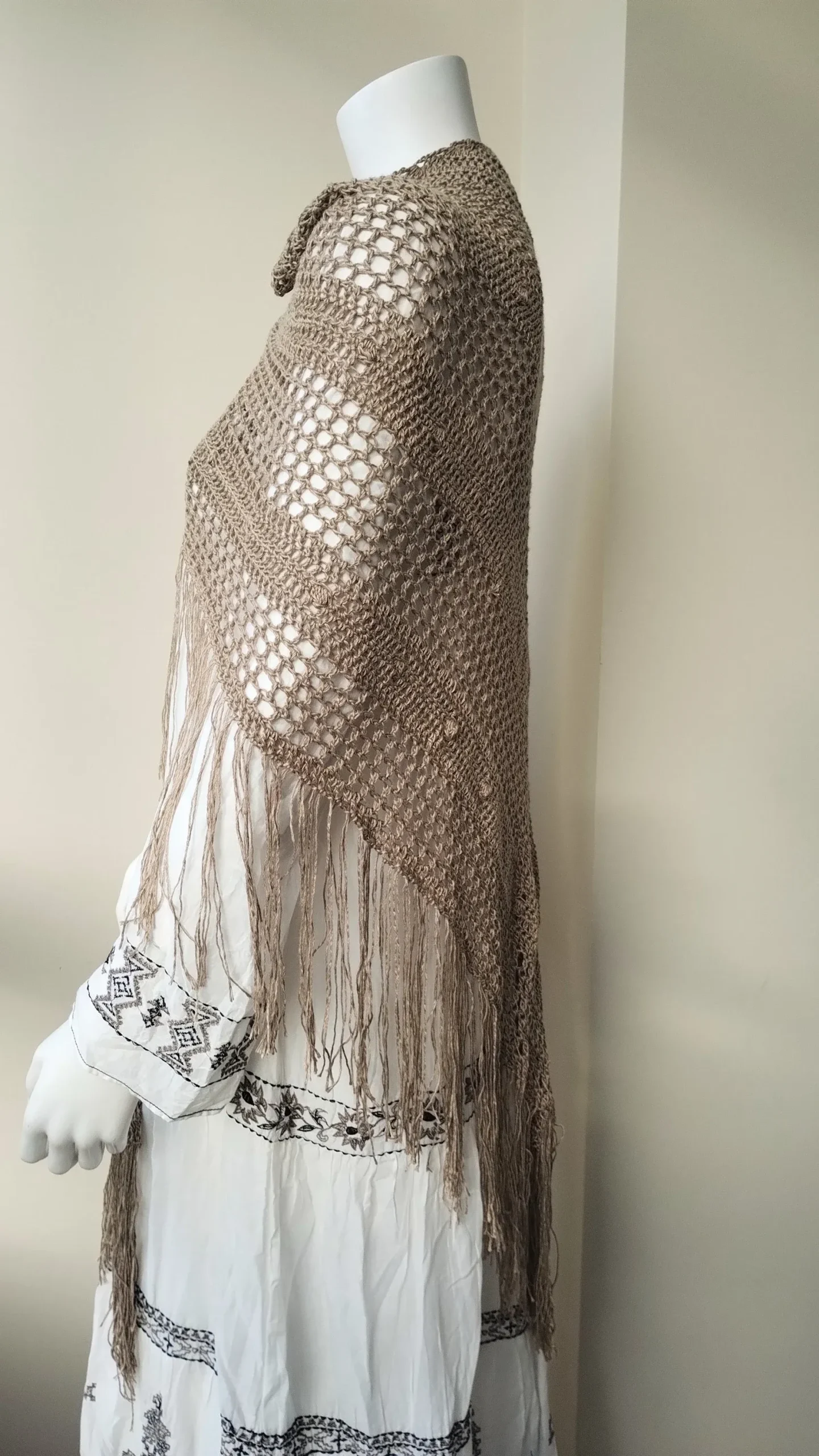 Chal beige de bambú de crochet hecho a mano - Imagen 4