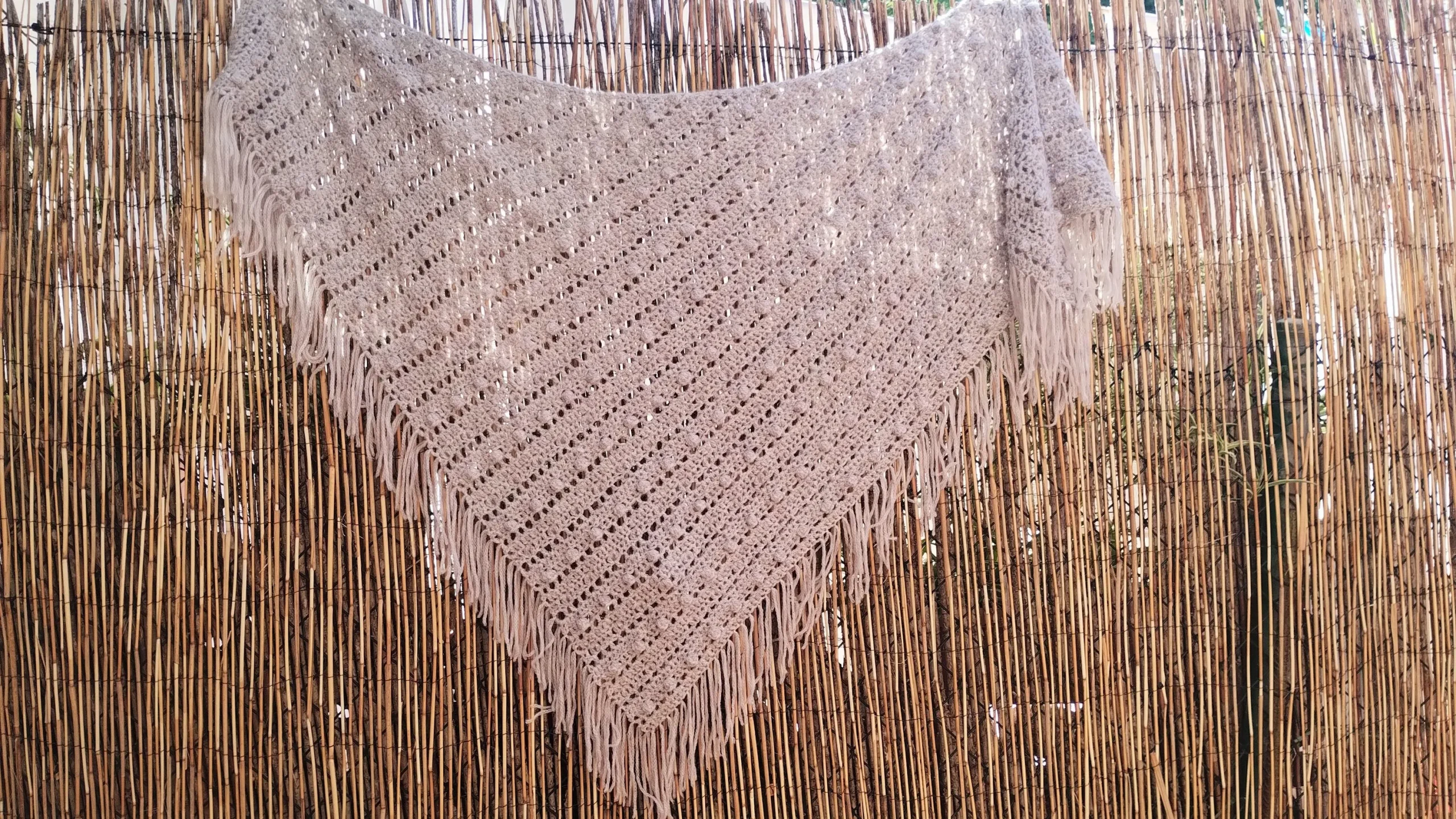 Chal de Crochet de Alpaca con Flecos. Gris Claro - Imagen 3