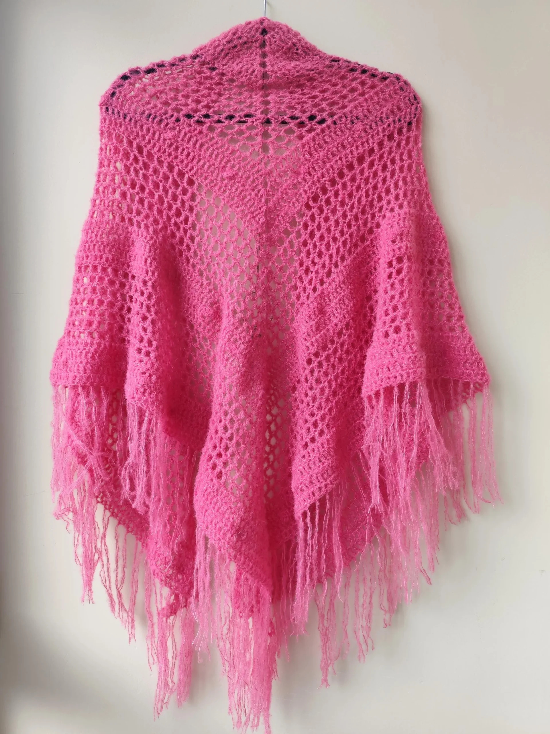 Chal de Crochet de Alpaca con Flecos. Rosa - Imagen 4