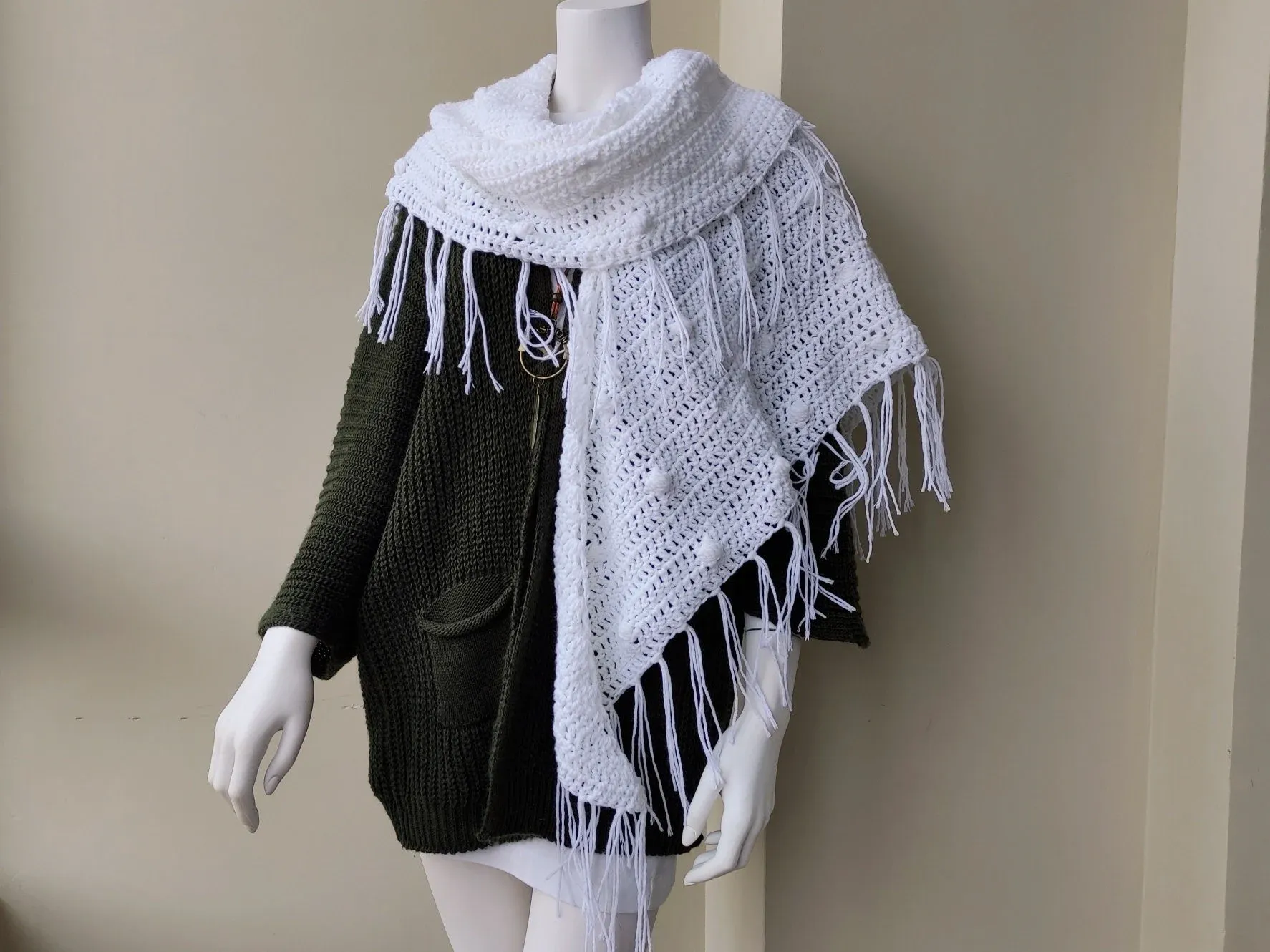 Chal de Crochet de Lana Vegetal con Flecos. Blanco