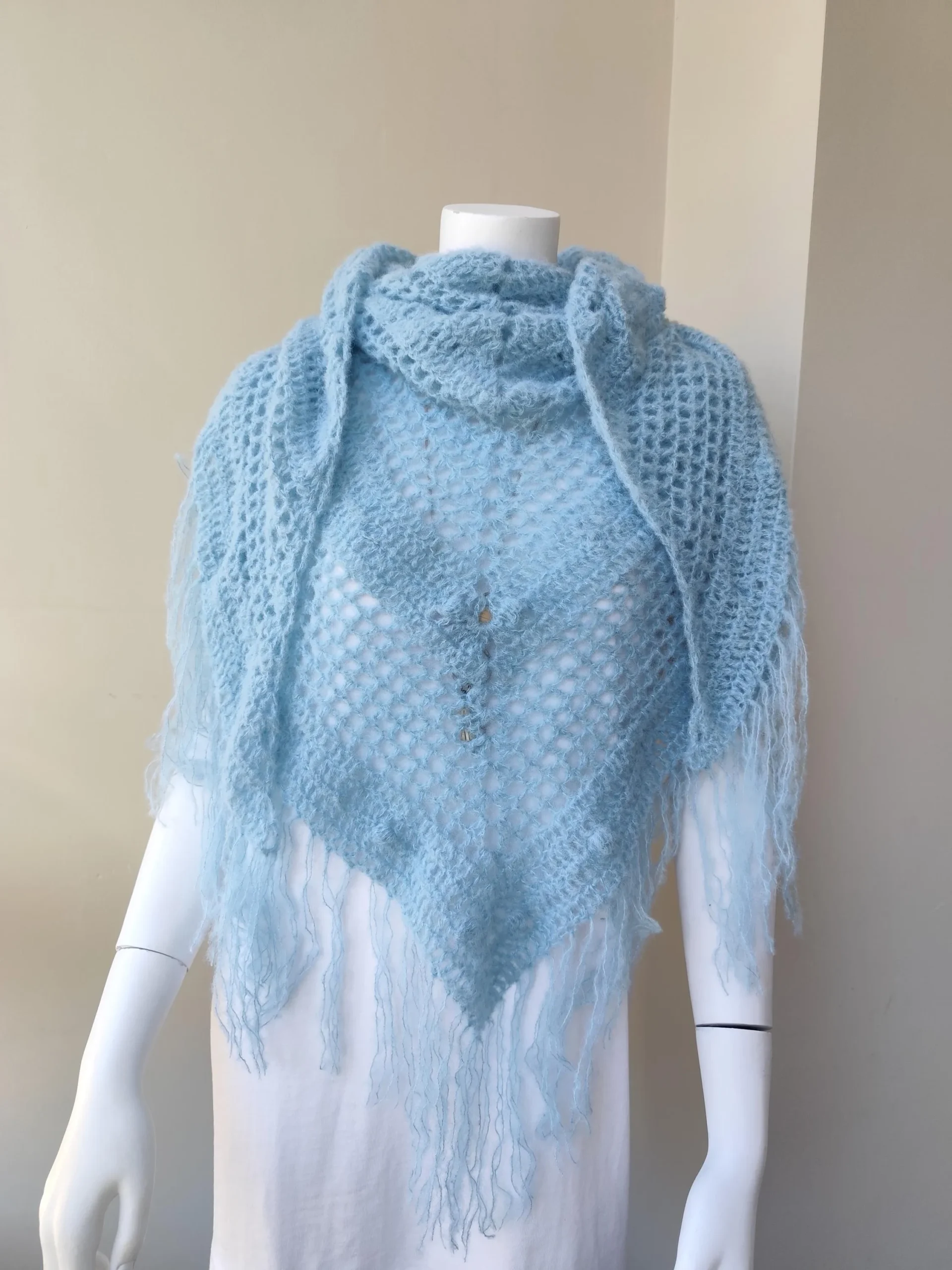 Chal de Crochet de Alpaca con Flecos. Azul Claro
