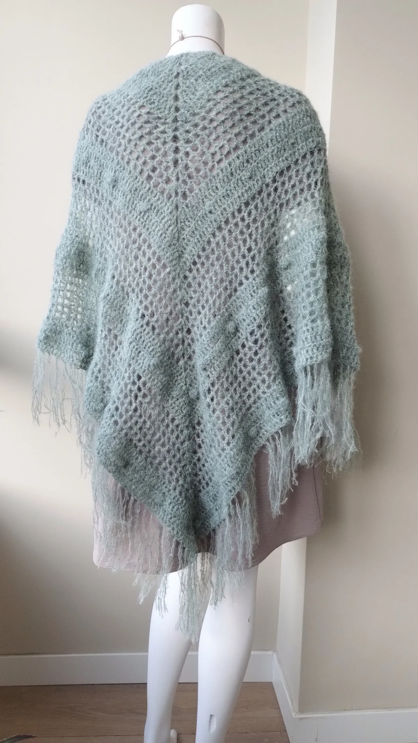 Chal de Crochet de Alpaca con Flecos. Verde - Imagen 3