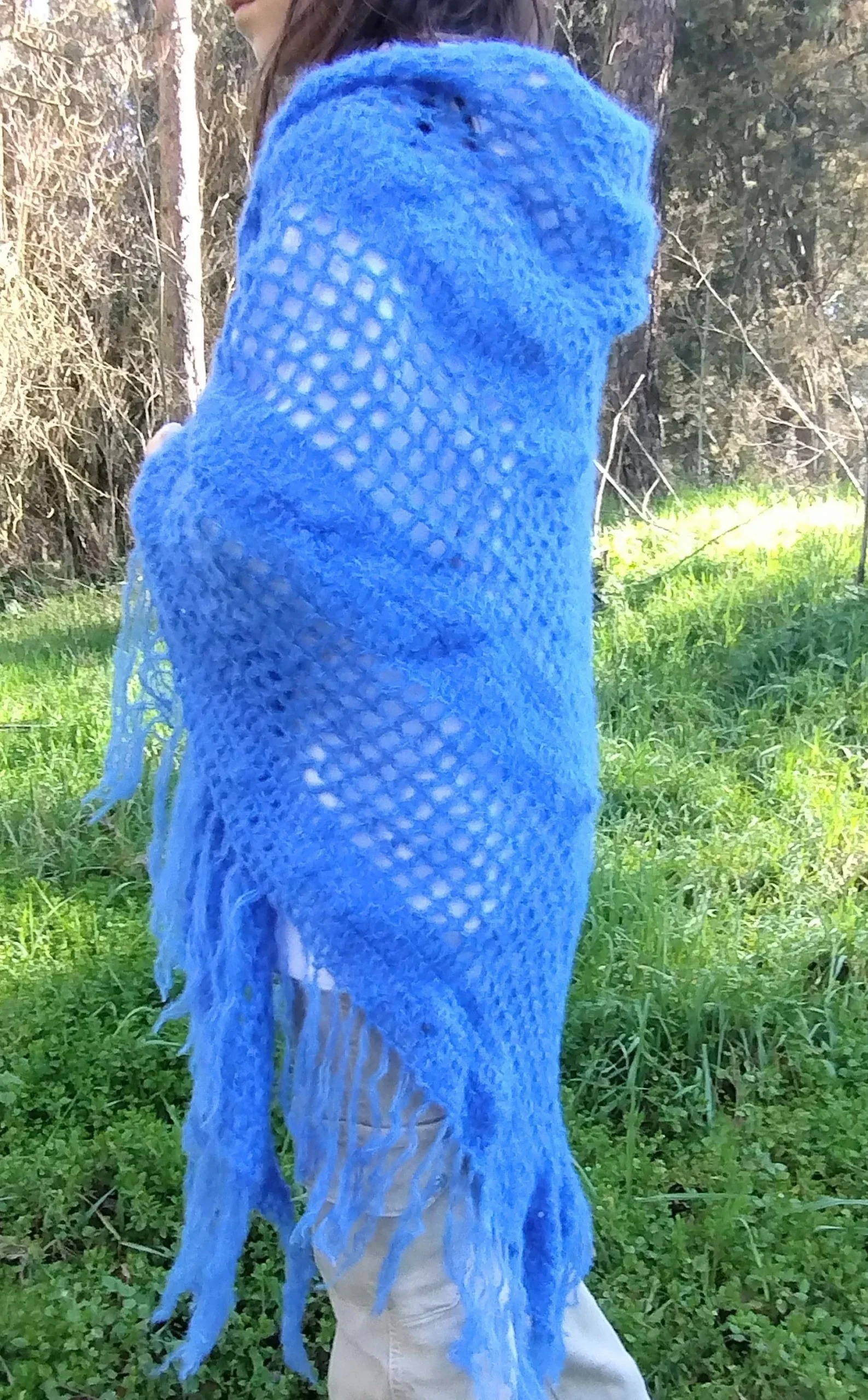 Chal de Crochet de Alpaca con Flecos. Azul Cobalto - Imagen 3