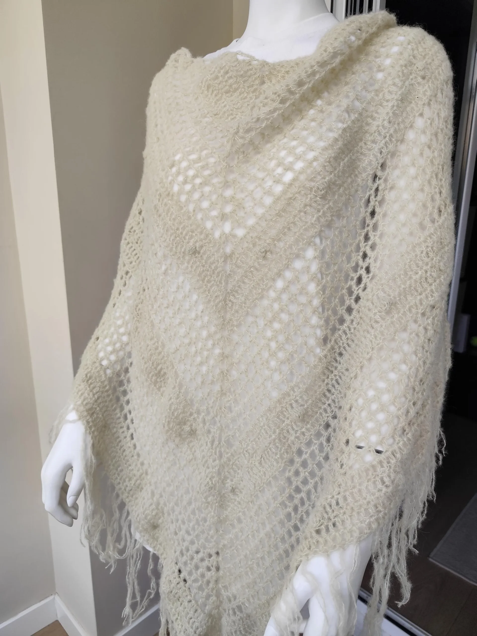 Chal de Crochet de Alpaca con Flecos. Blanco - Imagen 3