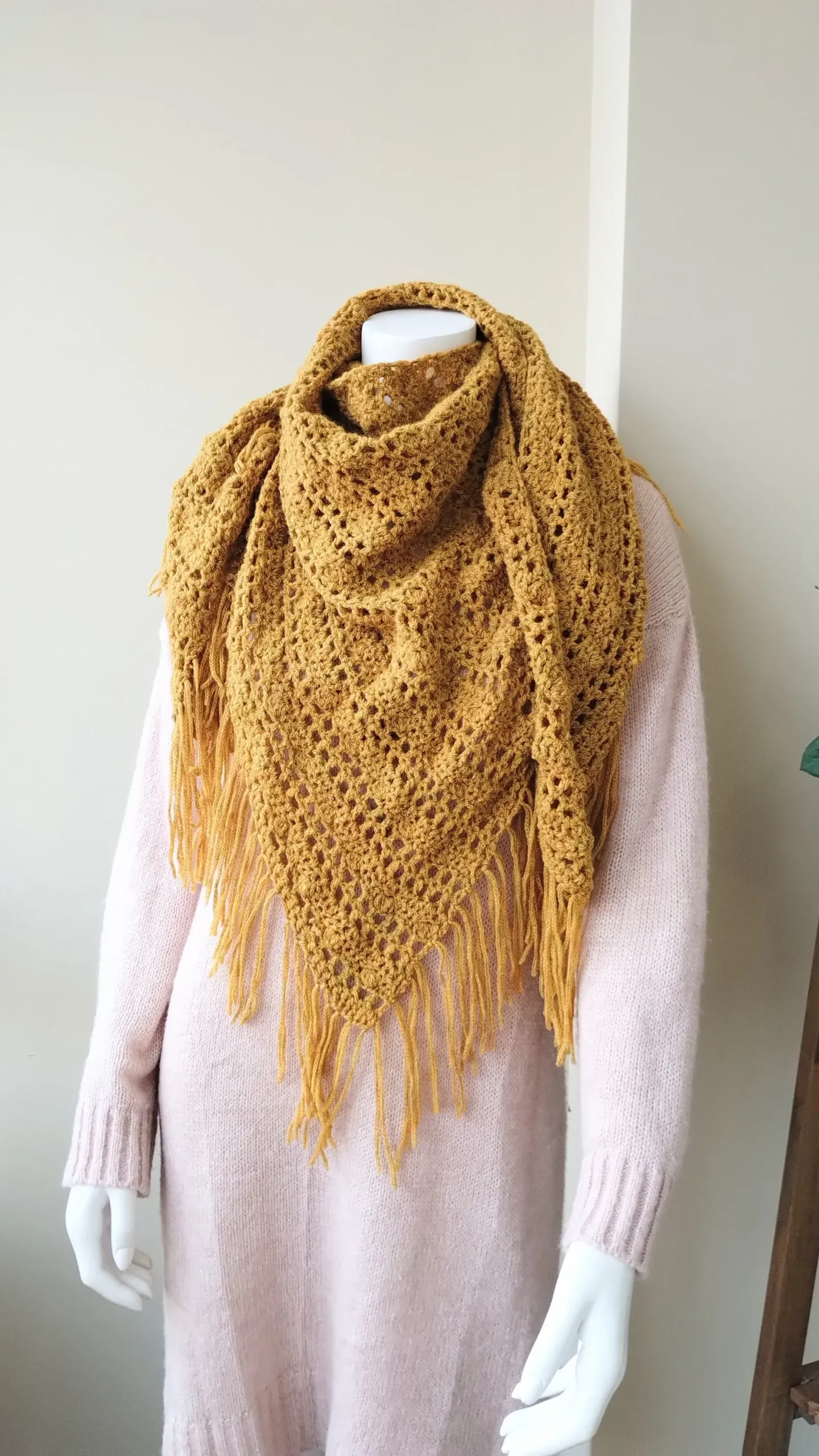 Chal de Crochet de Alpaca con Flecos. Amarillo