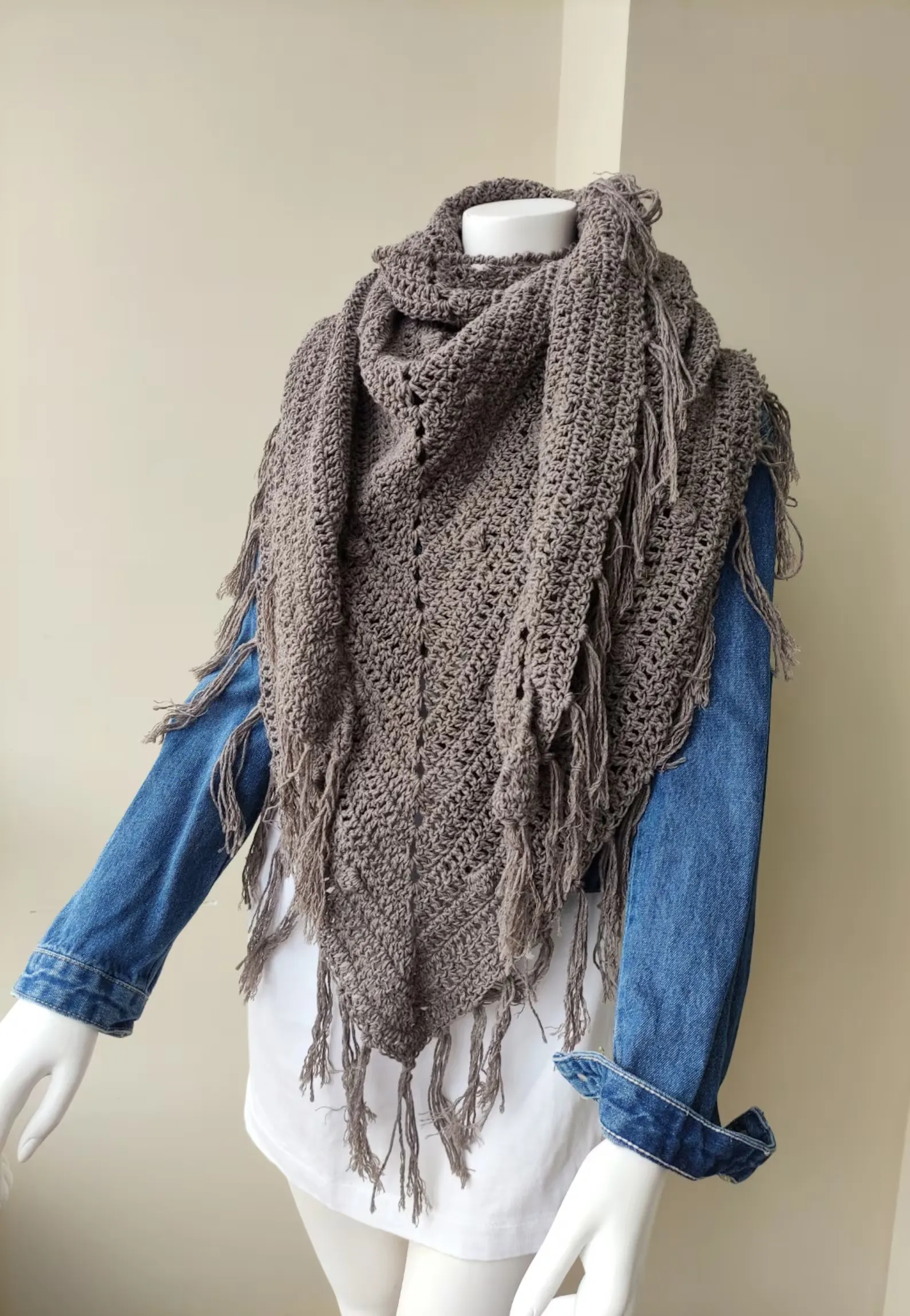 Chal de Crochet de Lana Vegetal con Flecos. Taupe - Imagen 4