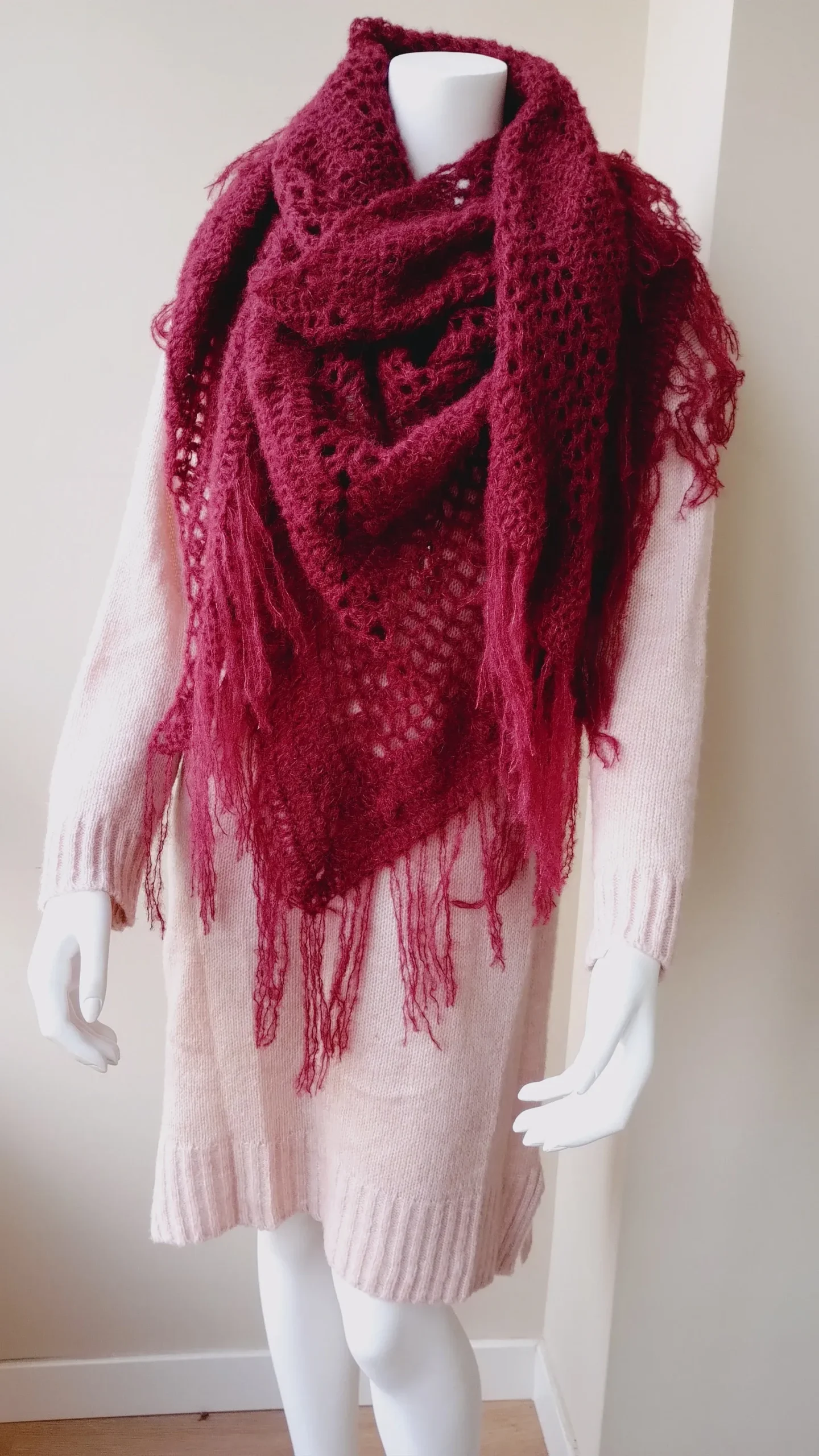 Chal de Crochet de Alpaca con flecos. Burdeos