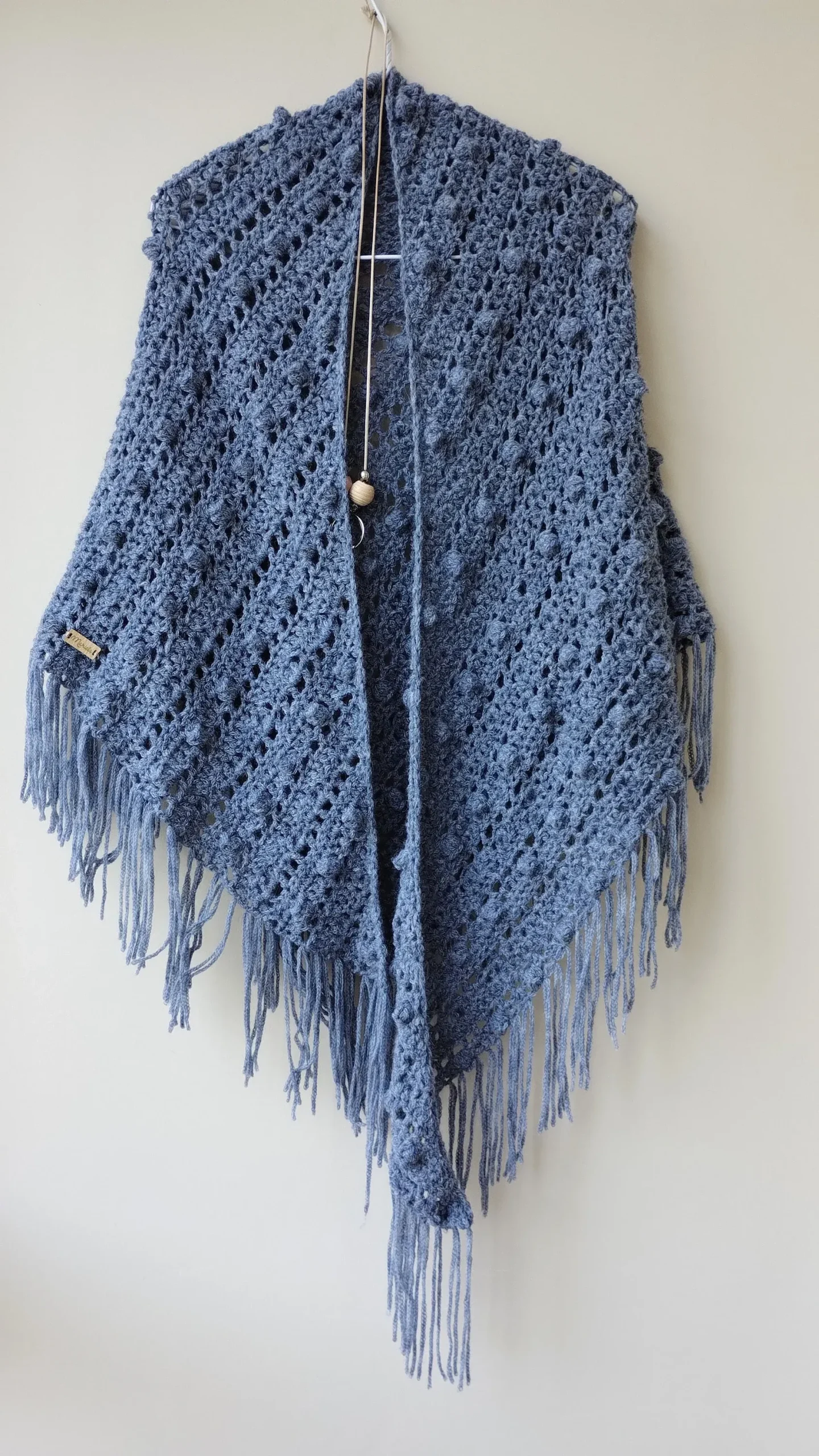 Chal de crochet color azul jeans con flecos hecho a mano - Imagen 5