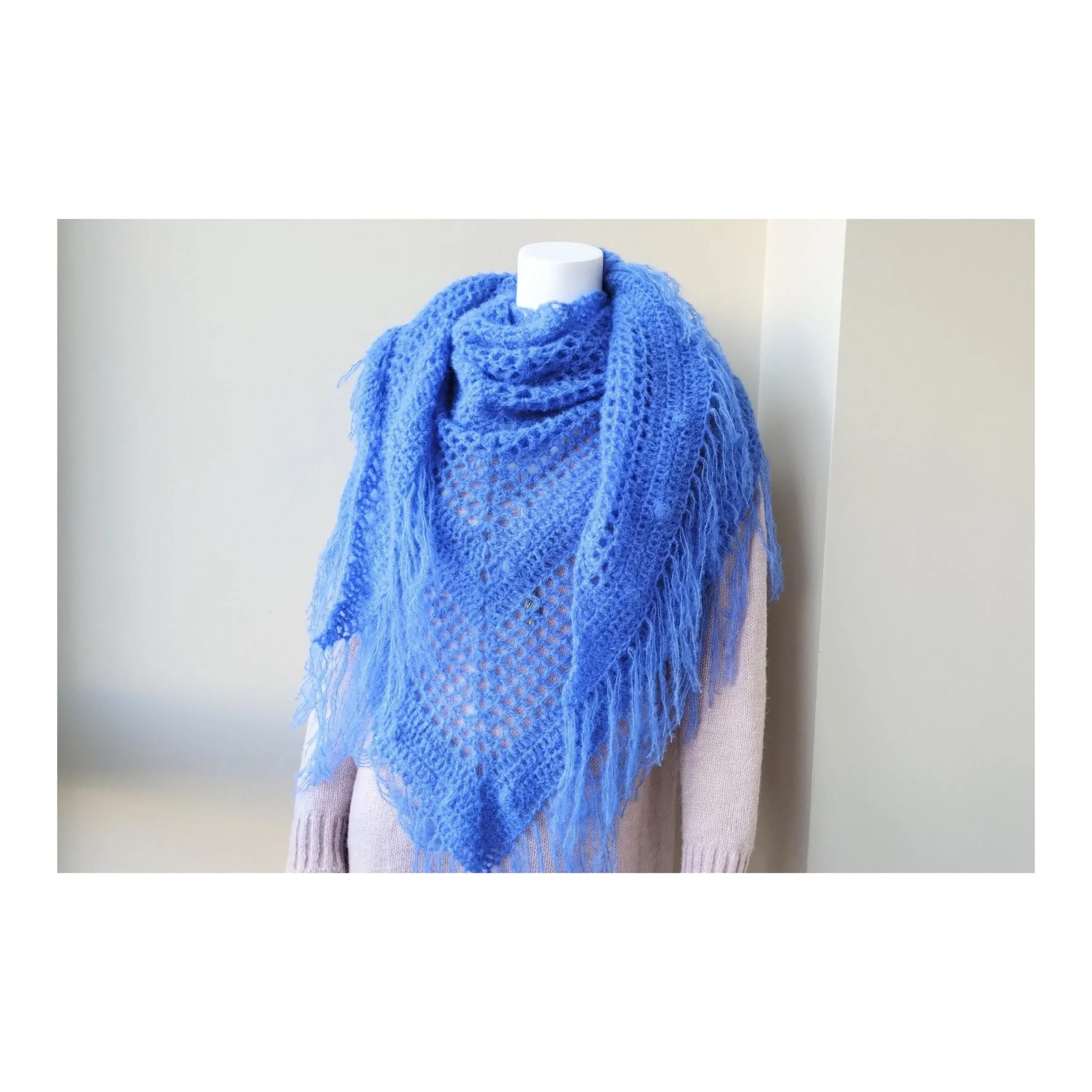 Chal de Crochet de Alpaca con Flecos. Azul Cobalto - Imagen 8