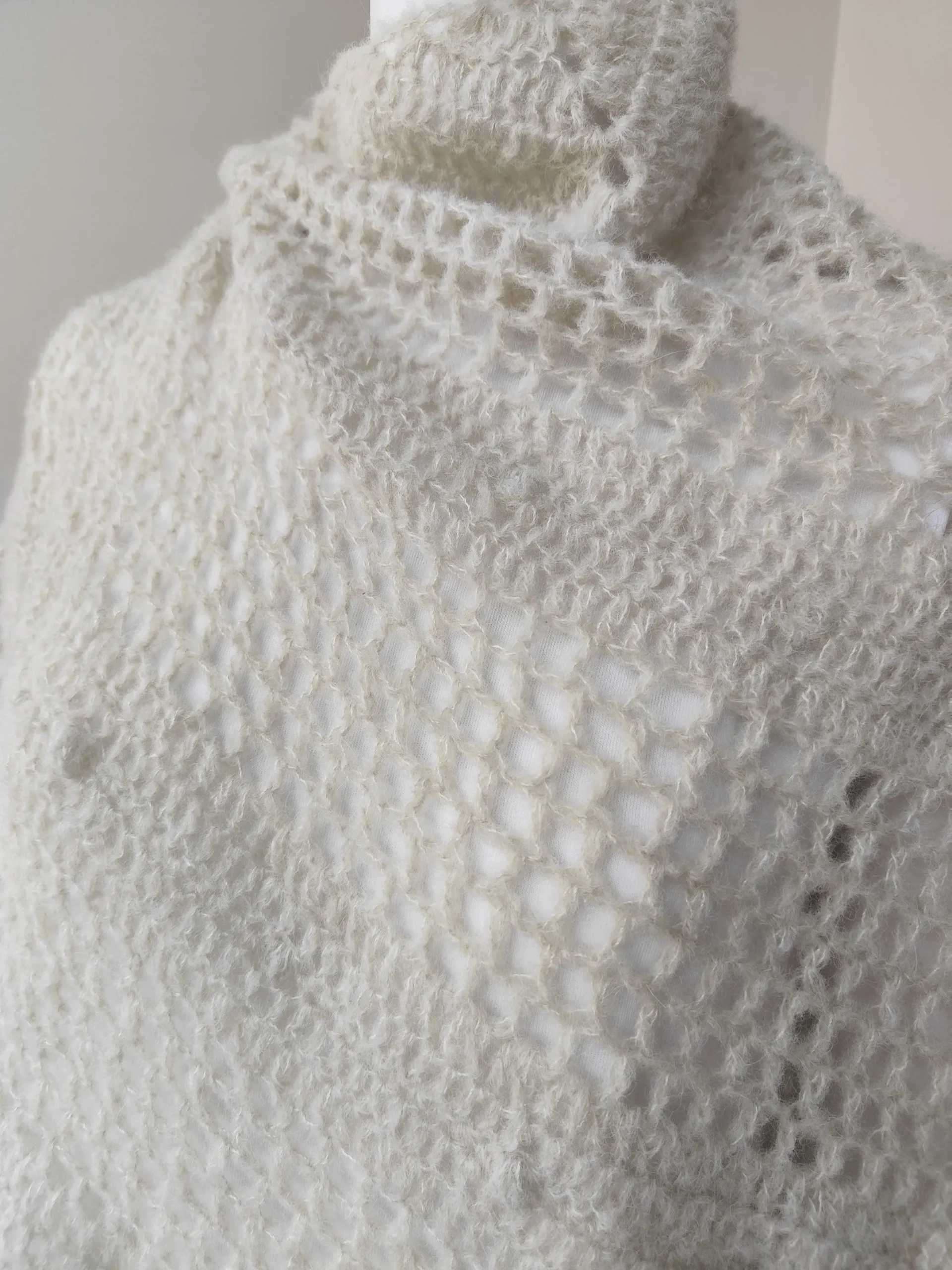 Chal de Crochet de Alpaca con Flecos. Blanco - Imagen 8