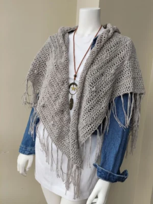 Chal de Crochet de Lana Vegetal con Flecos. Taupe