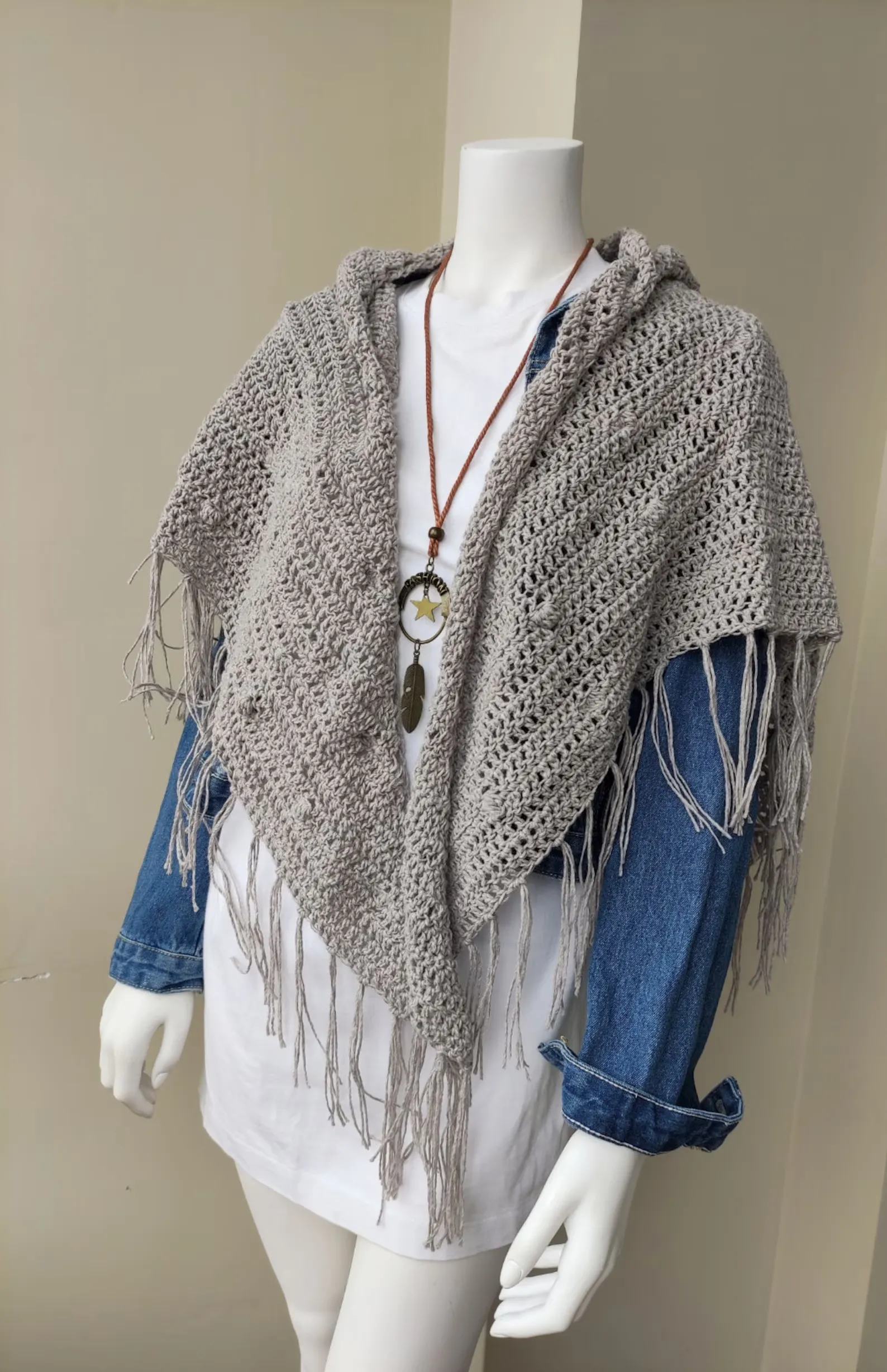 Chal de Crochet de Lana Vegetal con Flecos. Taupe